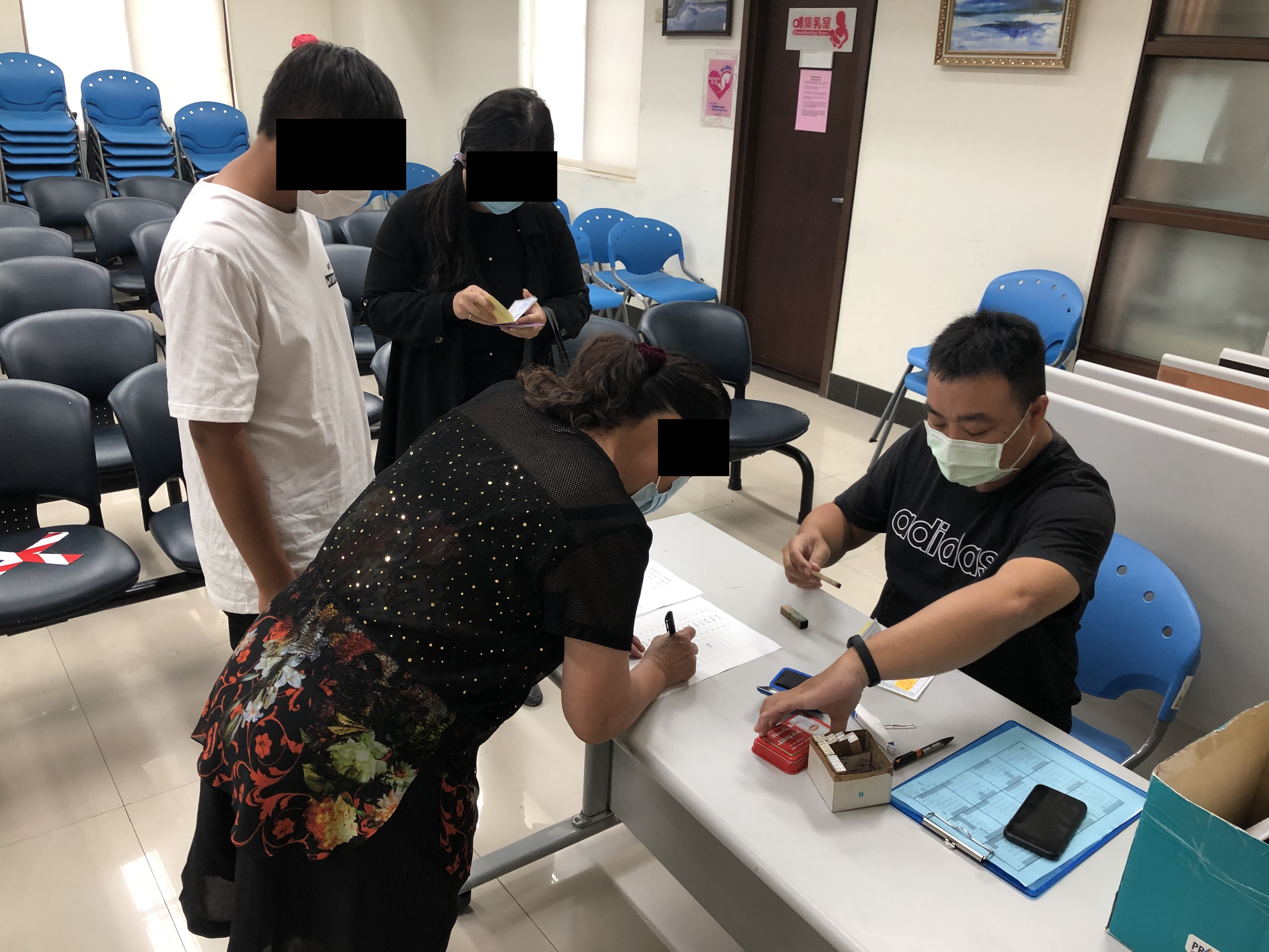 1091104佐理員協助學員報到及身份確認。