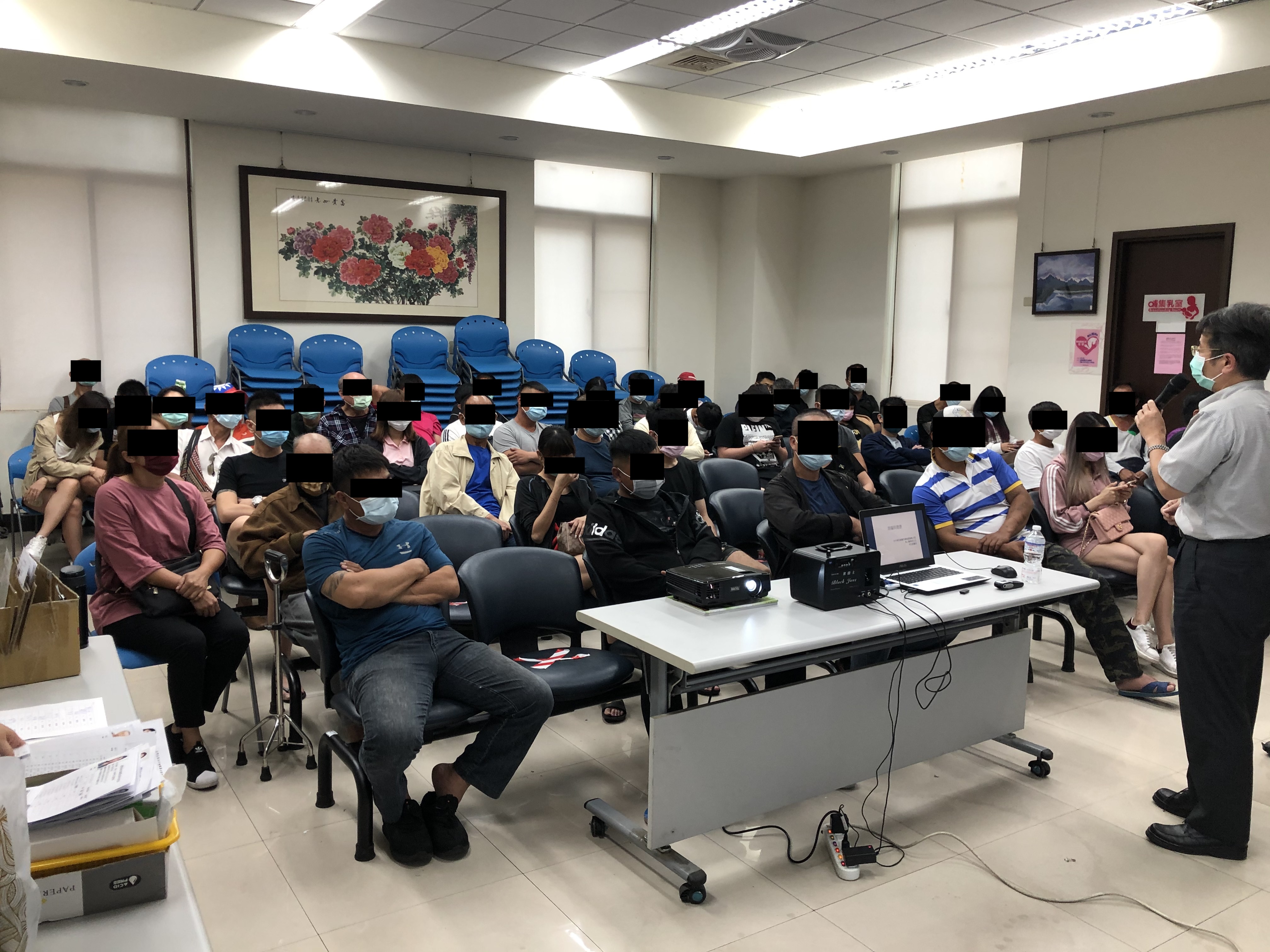 1091104李醫師以「酒癮與健康」為題，為學員說明酒精進入體內後人體產生的變化。