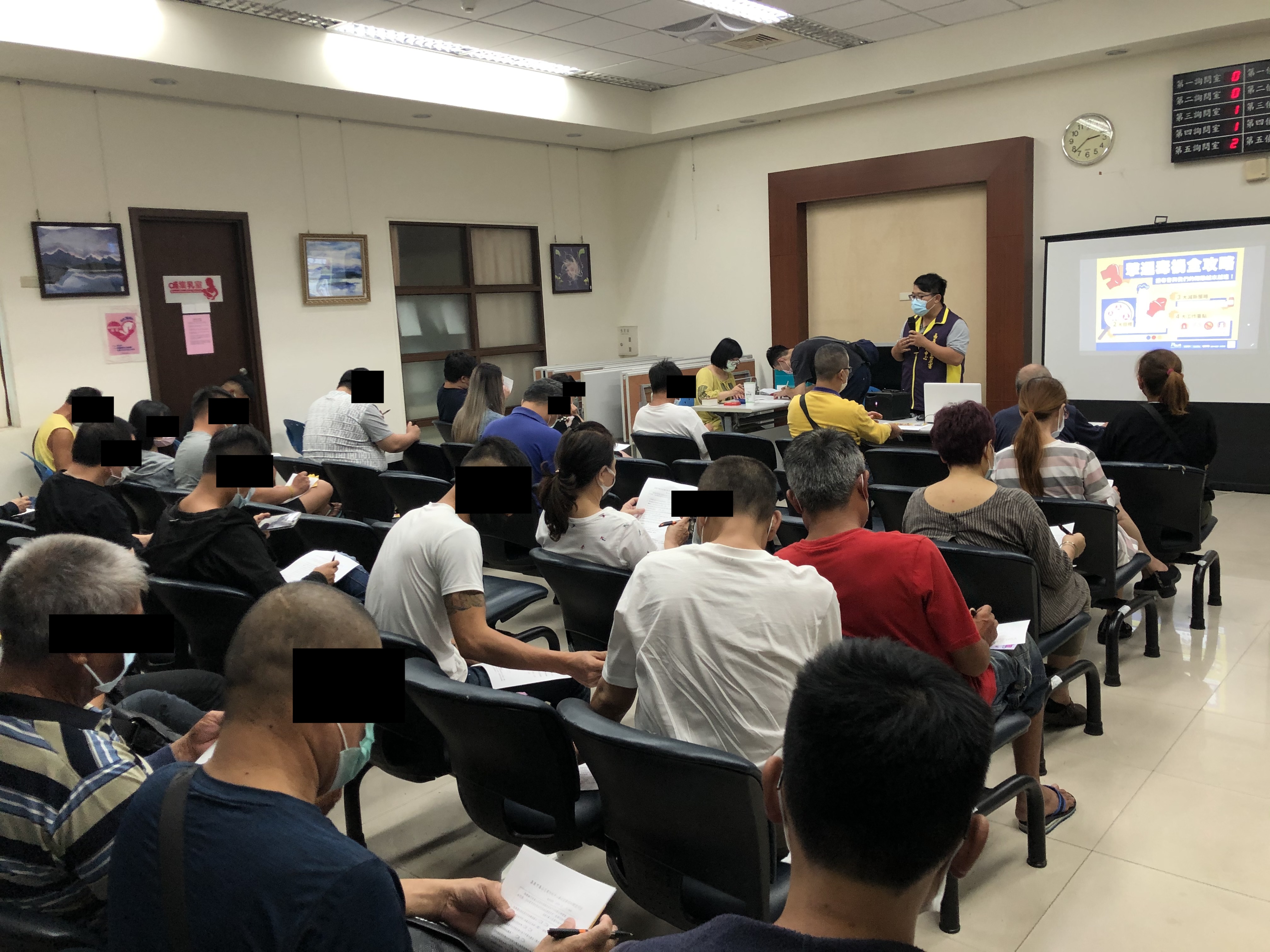 109.11.18嘉義市毒品危害防制中心個案管理師為學員進行反毒宣導。