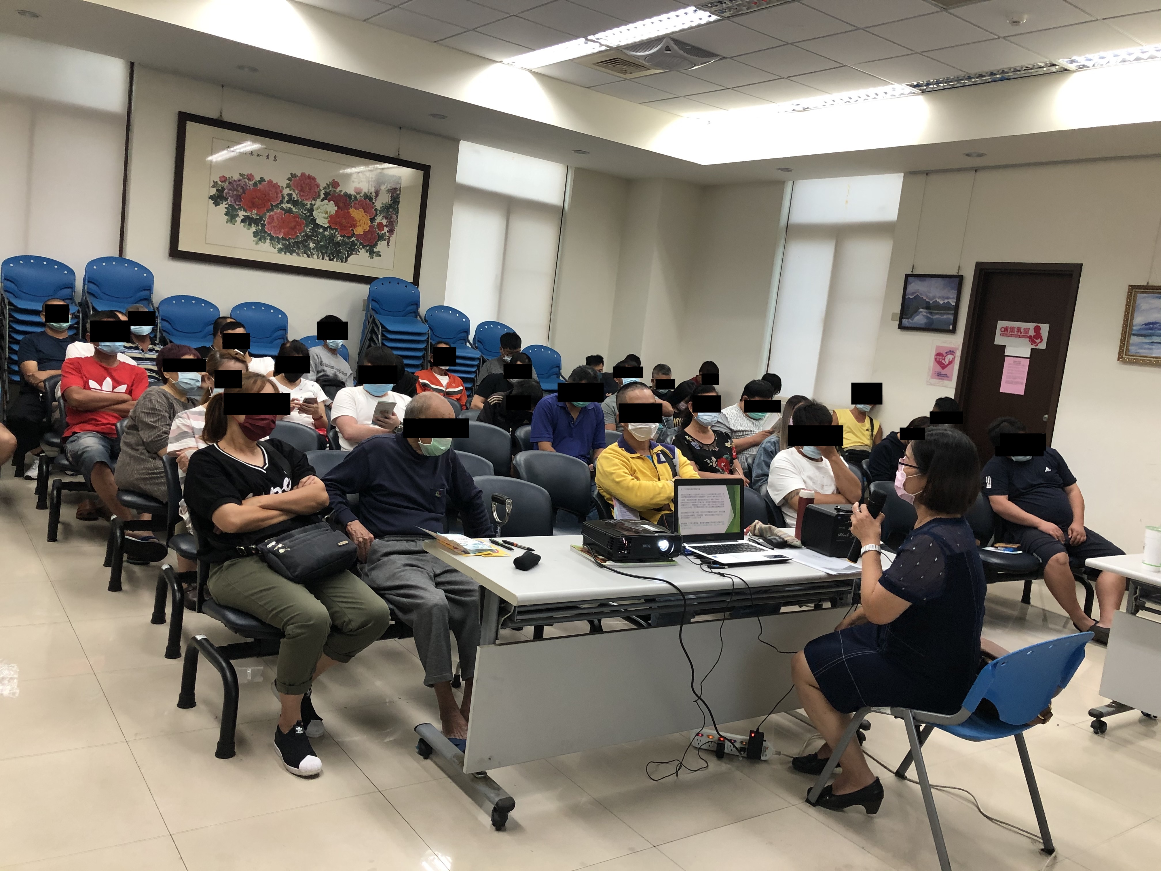 109.11.18張麗雪律師擔任授課講師，課程主題為「家庭暴力防制法簡介」，張律師解說何謂家庭暴力：家庭成員間實施身體、精神或經濟上之控制、脅迫或其他不法侵害。