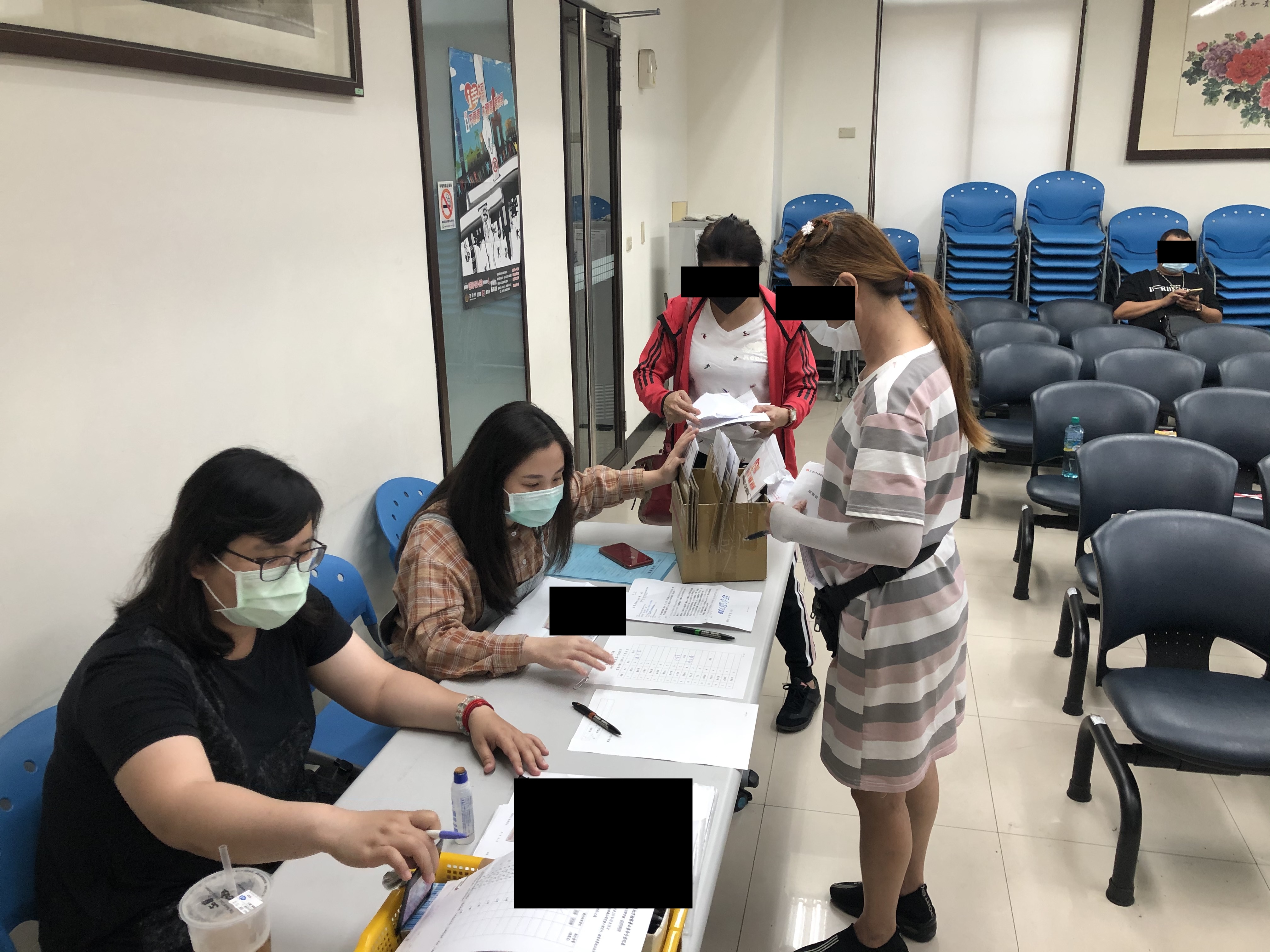 109.11.18佐理員協助學員報到及身份確認。