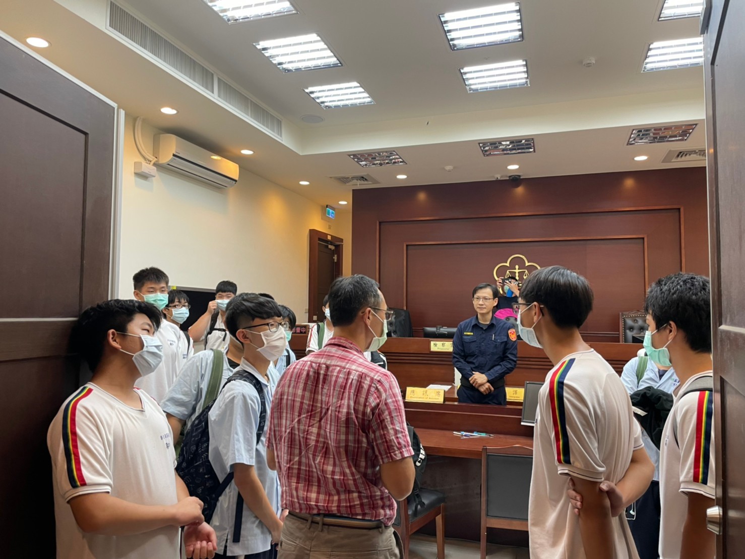 本署黃繼儒副法警長、盧浩權觀護人共同導覽署內硬體設施並解說相關科室執掌