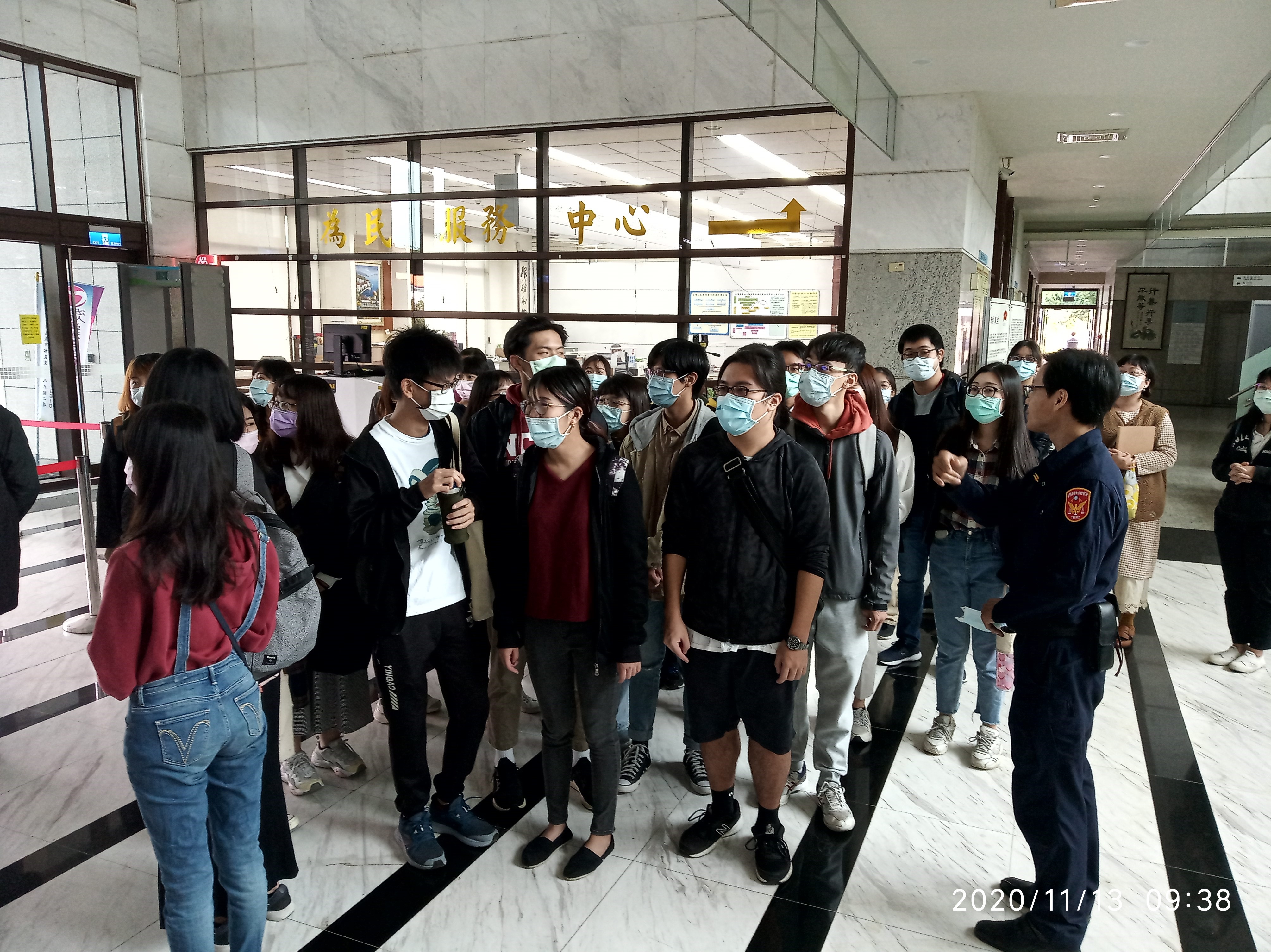 本署黃繼儒副法警長導覽署內硬體設施並解說相關科室執掌