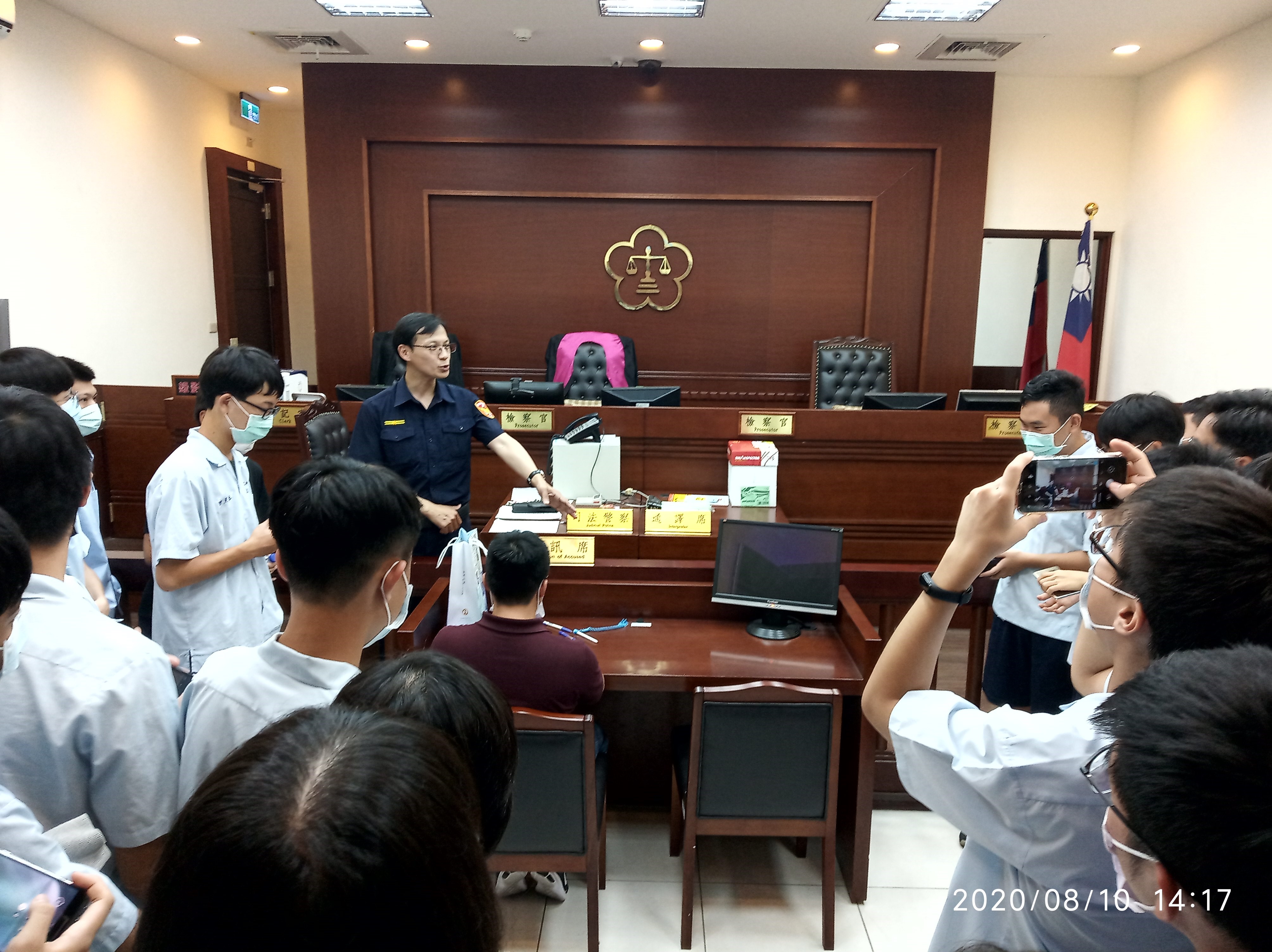 本署黃繼儒副法警長導覽偵查庭等硬體設施