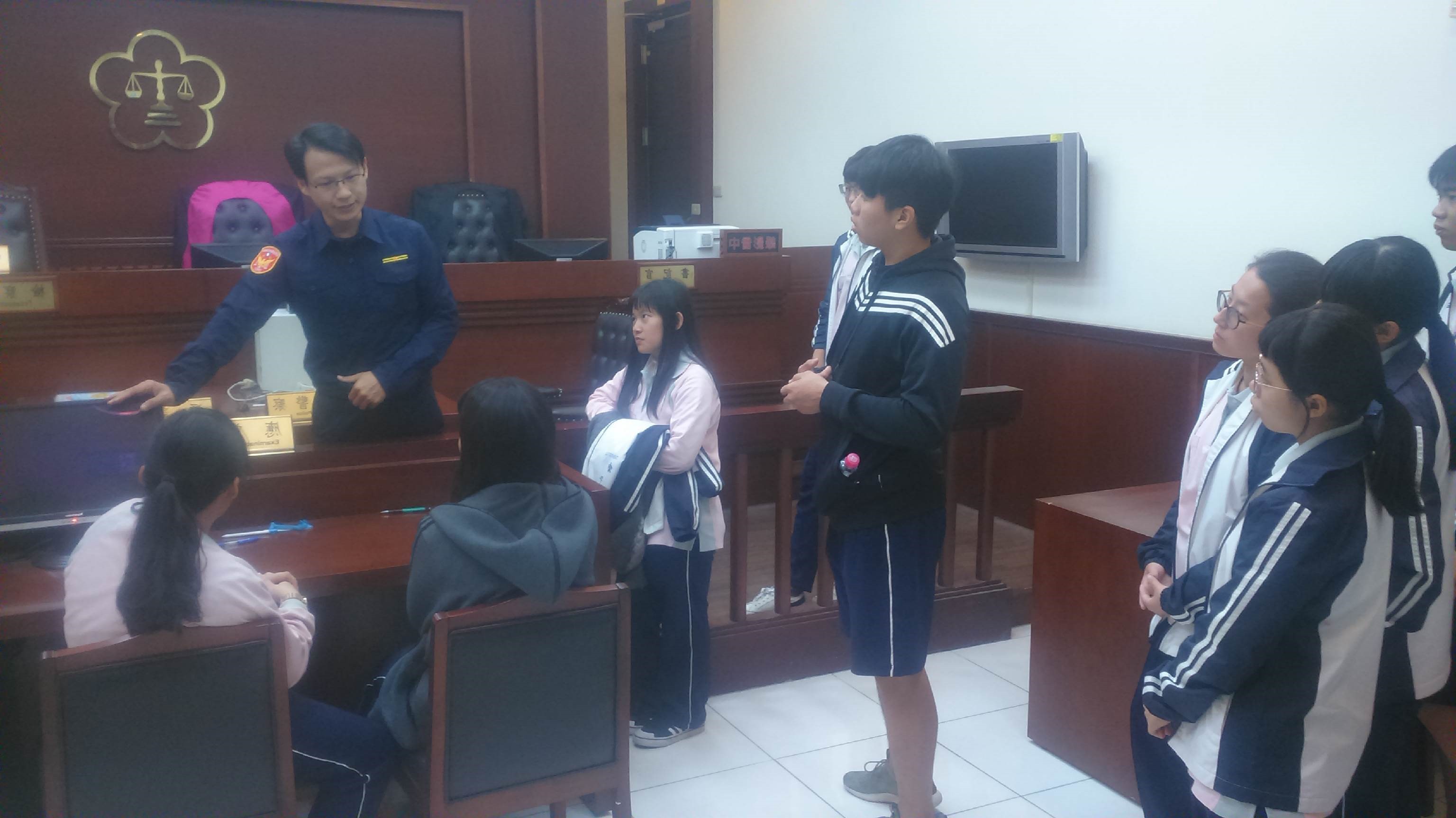 本署黃繼儒副法警長導覽偵查庭等硬體設施