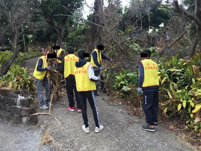 07.社會勞動人合作將枯木、樹枝搬運至回收區。