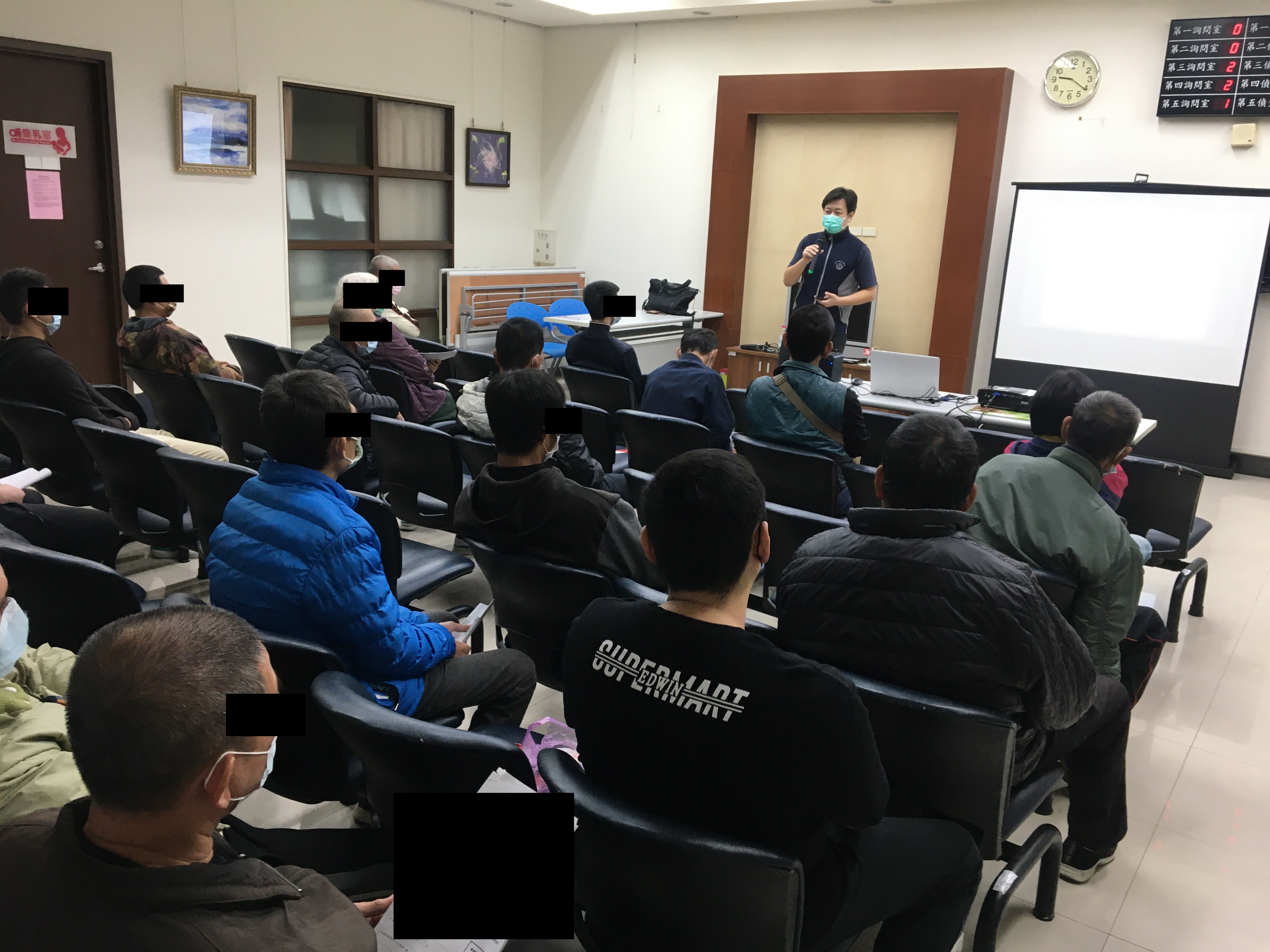 01.陳睿明檢察官以案例分享方式向社會勞動人講解社會勞動相關法條。