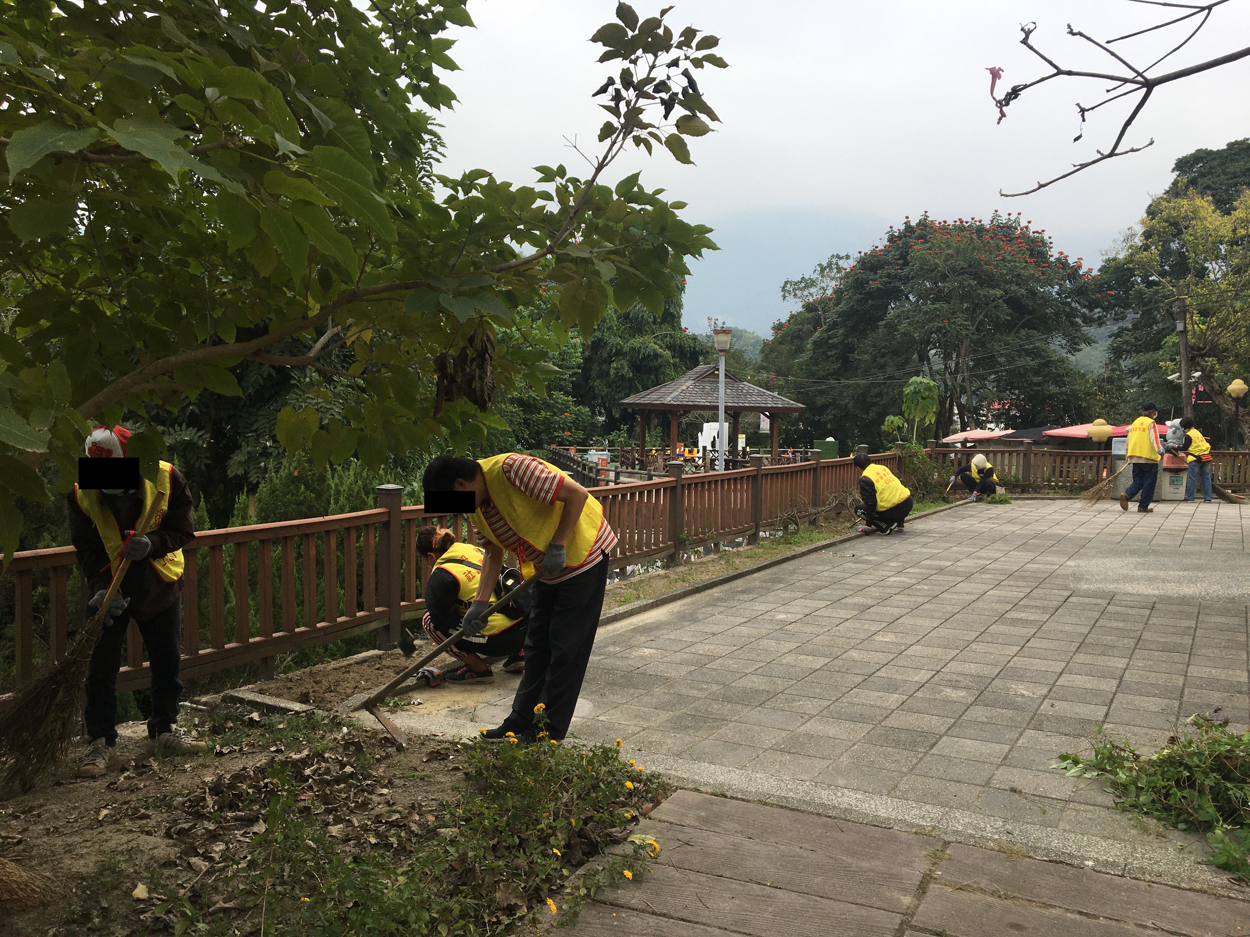 06.社會勞動人於梅山公園打掃落葉及清除雜草