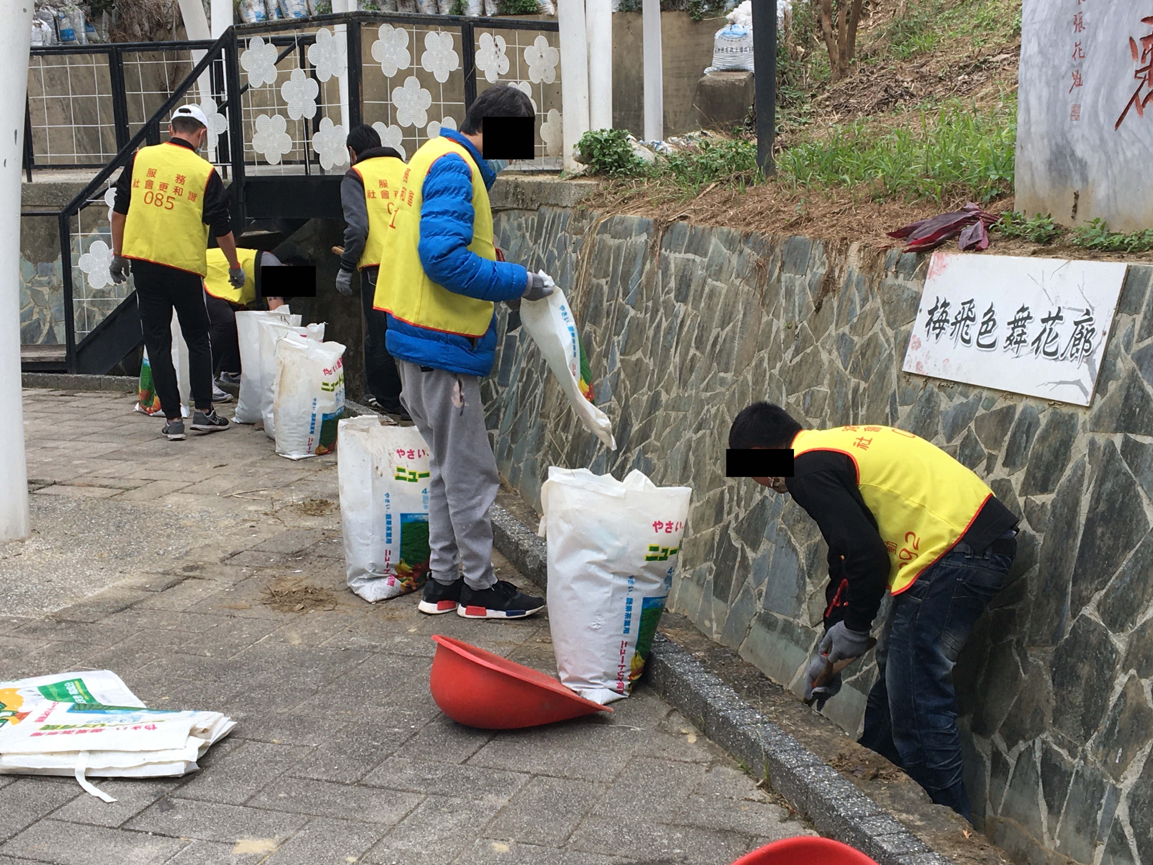08.社會勞動人於梅山公園清理排水溝淤泥