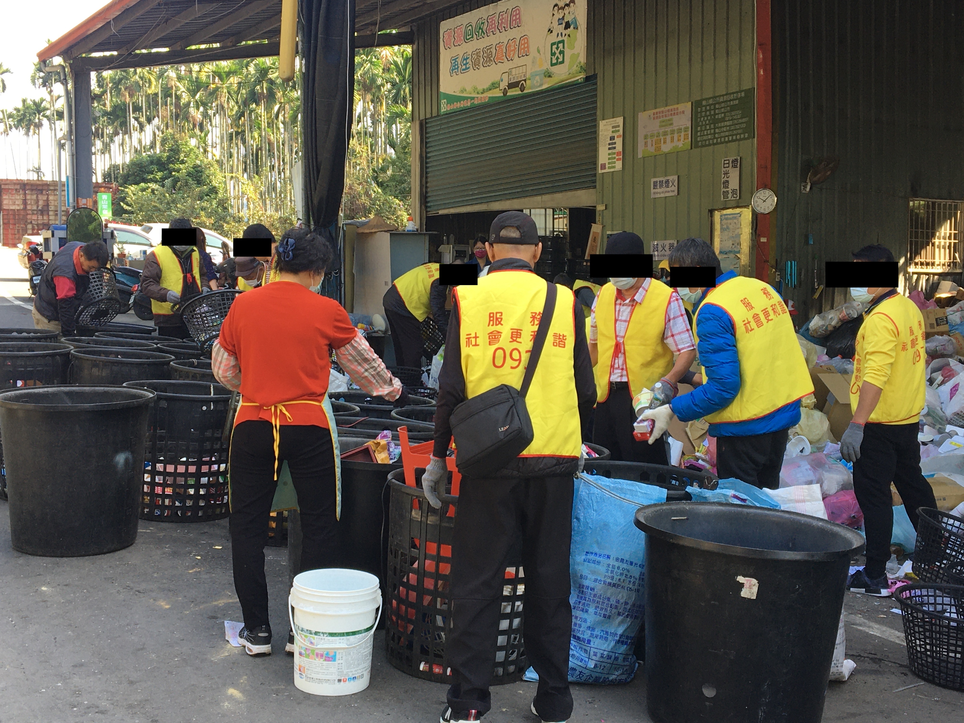 09.清潔隊員於回收場，教導勞動人資源分類方式。