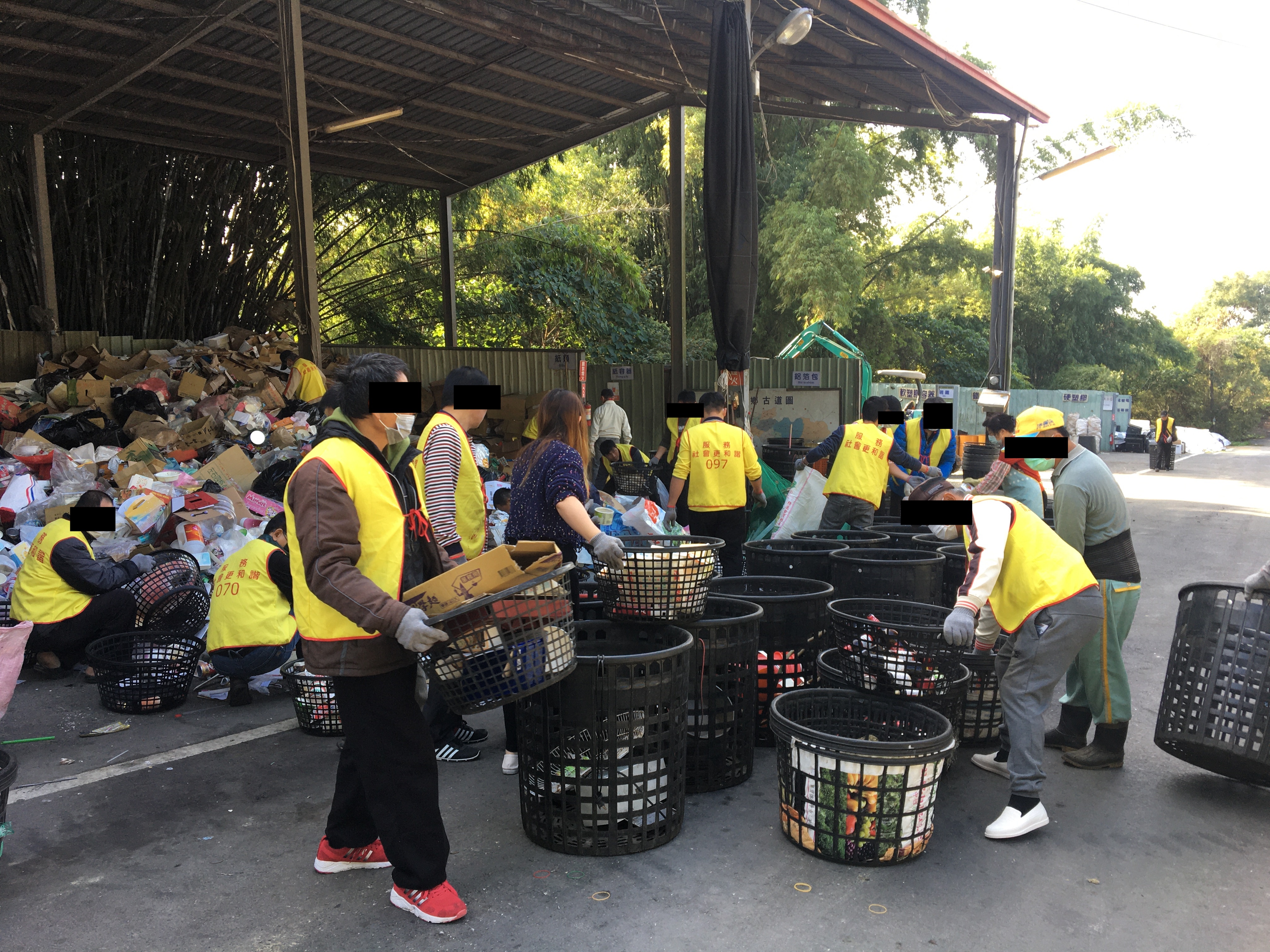 10.社會勞動人互助合作將回收場大量回收物分類