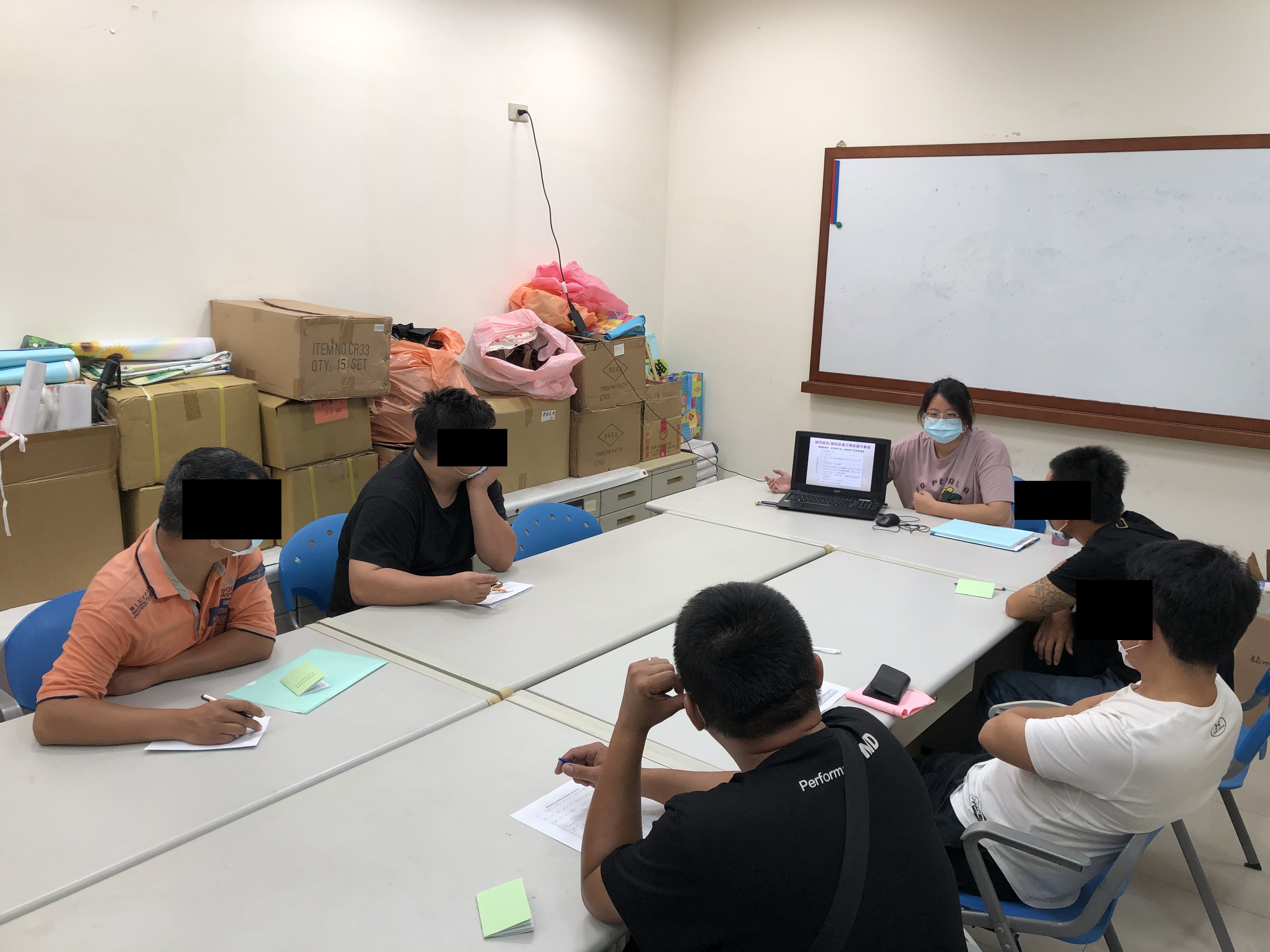 3.五名學員皆認真聽講。