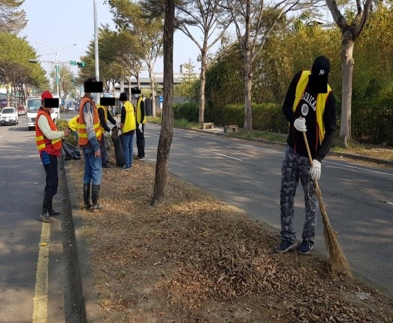 10.忠義路分隔島原有許多垃圾，經整理後鄉容已改變。