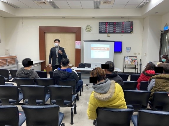 01. 陳睿明檢察官以案例分享方式向社會勞動人講解社會勞動相關法條。
