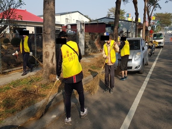 08.社會勞動人於忠義路整理道路兩旁。