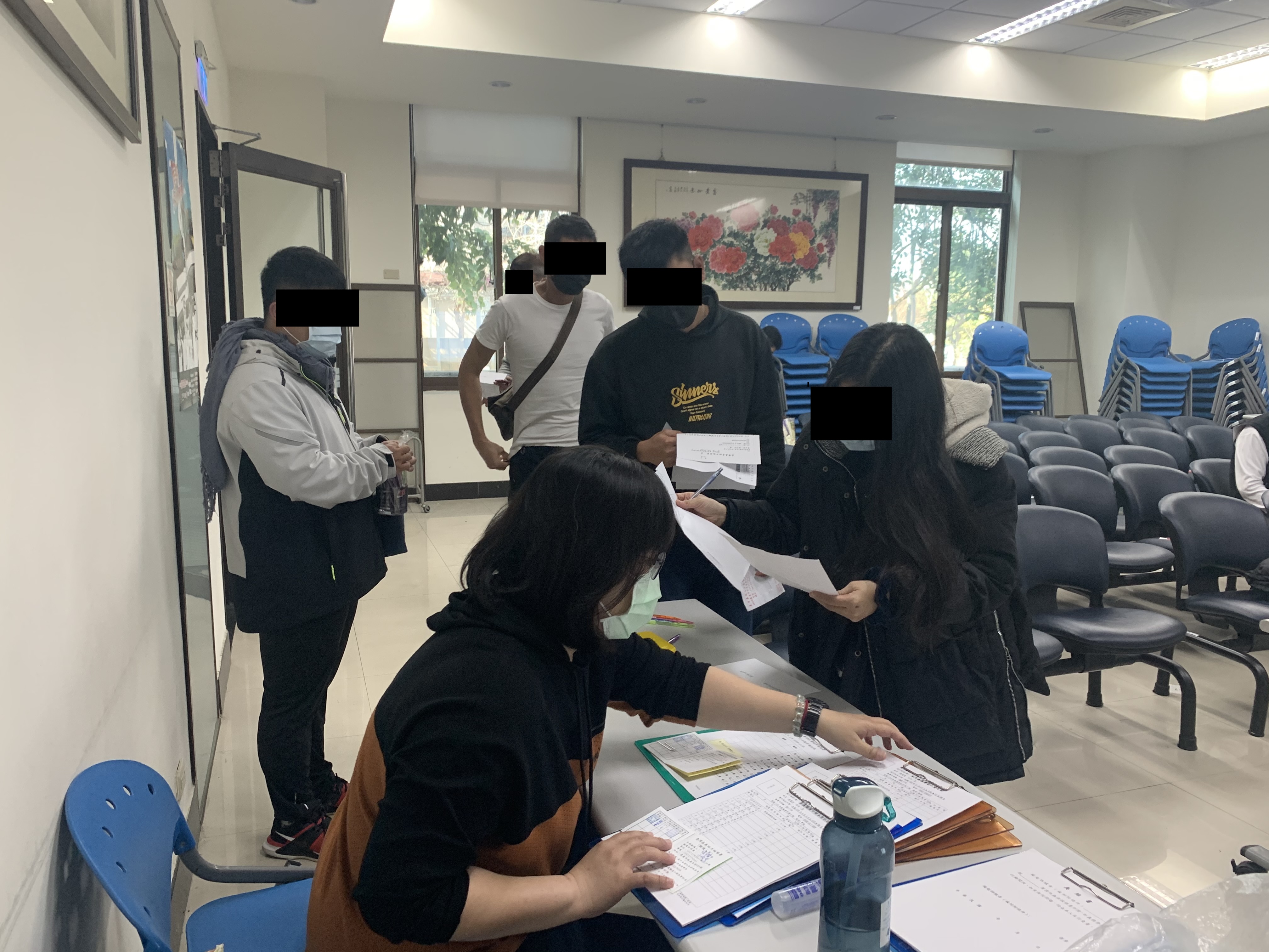 義務勞務學員準時來署參加說明會，觀護佐理員協助其完成報到手續。