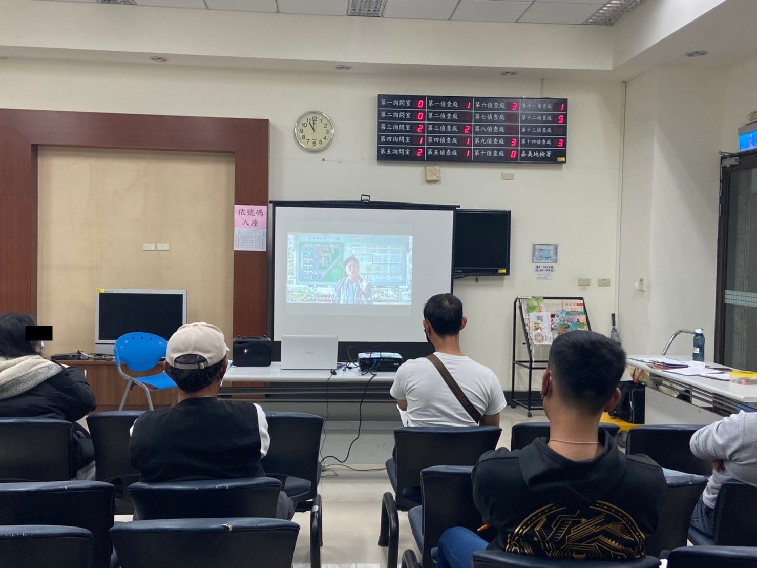 播放酒駕宣導影片，提醒個案於春節期間切勿酒後駕駛動力交通工具，以免受罰。