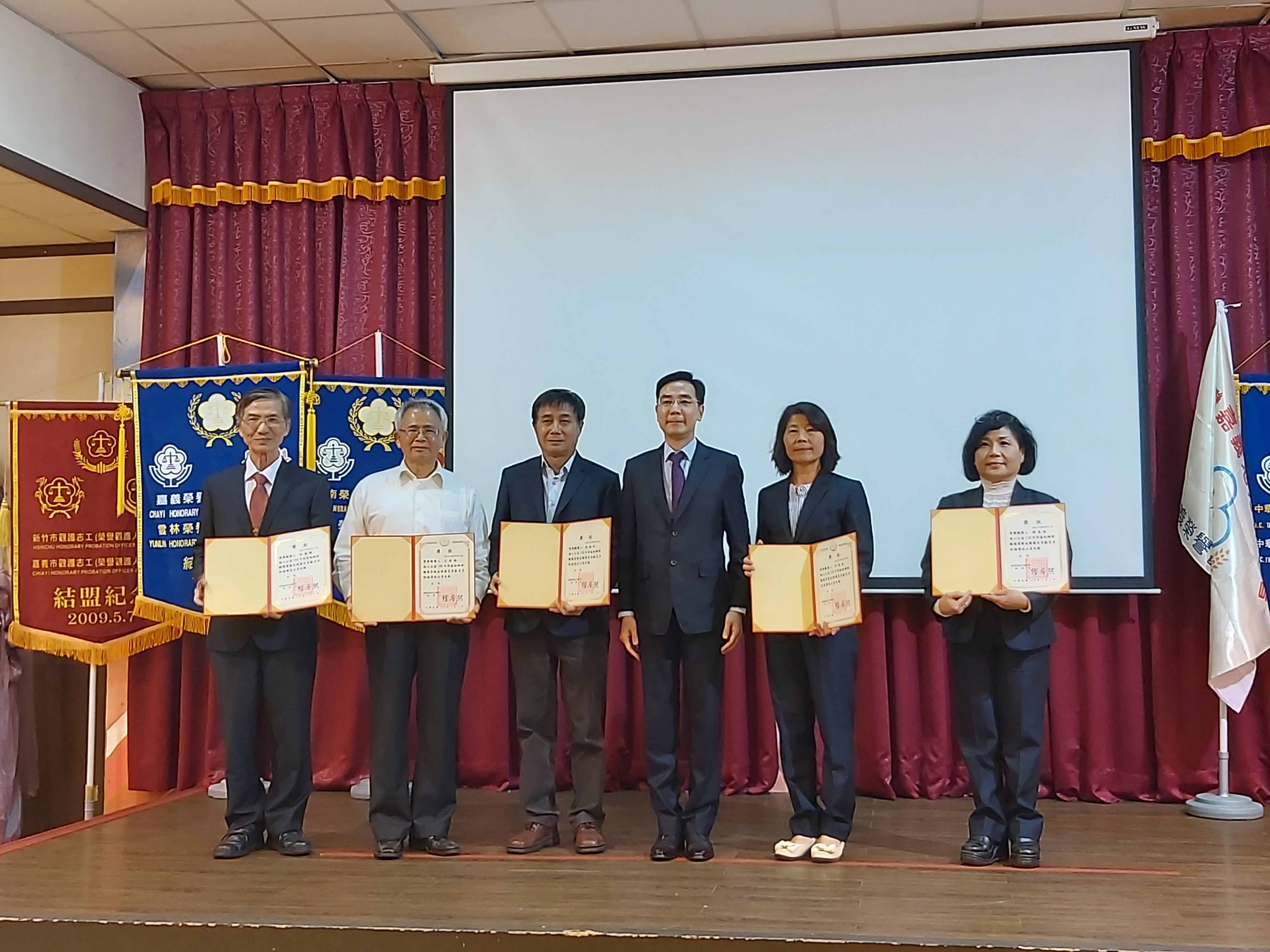 嘉義地檢署109年績優榮譽觀護人獲法務部表揚有黃茂富等4名、高檢署表揚有林芳榮等8名、地檢署表揚有吳震泓等30名。110年續聘榮譽觀護人有伍文清等61名，其中不乏服務近20年的資深榮譽觀護人，至今仍堅守服務岡位，服務熱誠值得欽佩。