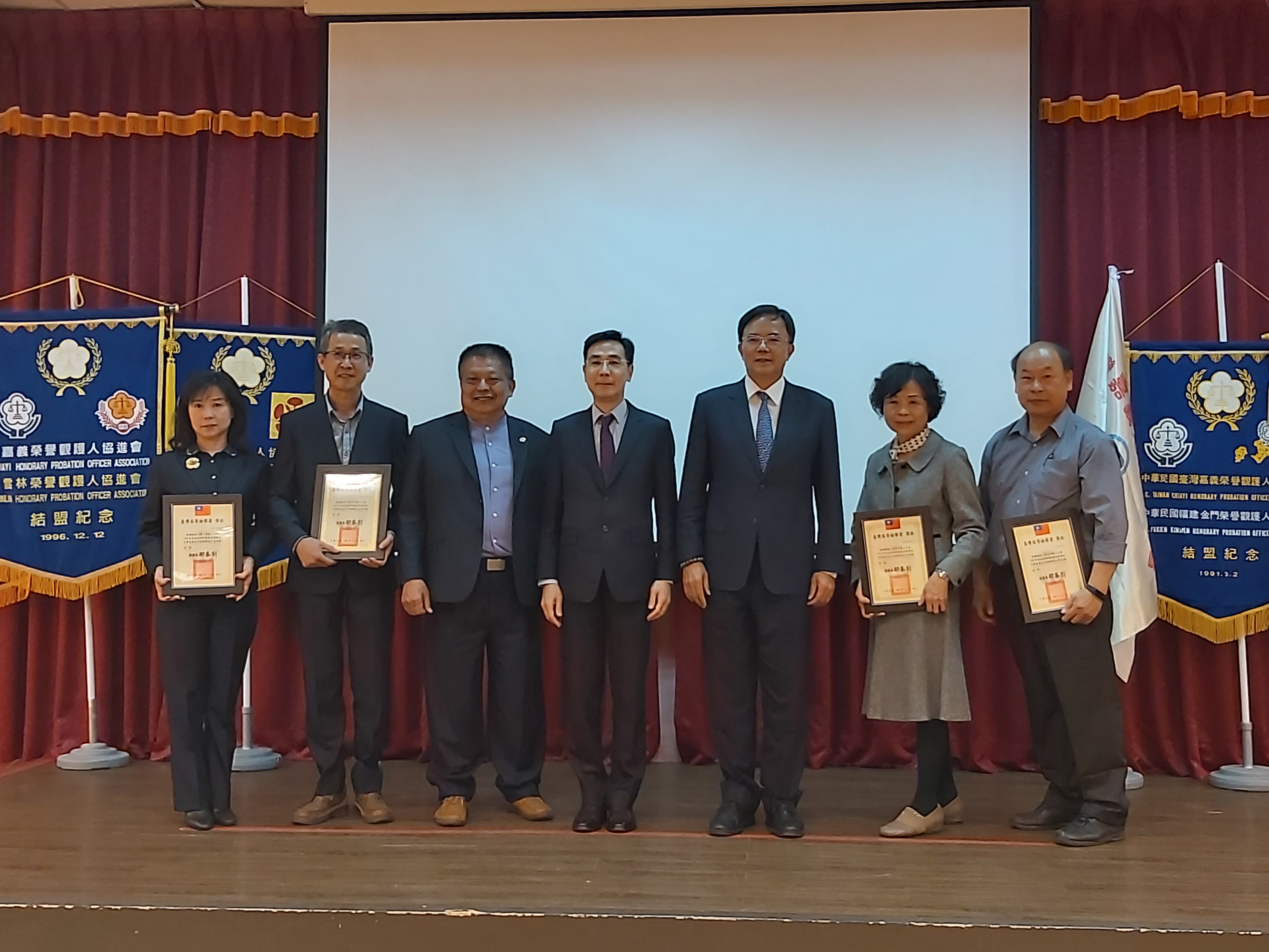 舉辦109年績優榮譽觀護人表揚及110年榮譽觀護人授證典禮，出席人員計有法務部次長蔡碧仲、保護司司長黃玉垣、嘉義市副市長陳淑慧、社會處長林家緯，嘉義地檢署檢察長繆卓然、主任觀護人陳俊男及全體觀護人、榮譽觀護人與全聯會、各友會代表等約200人，場面熱鬧隆重，也讓獲獎的榮譽觀護人倍感榮耀。