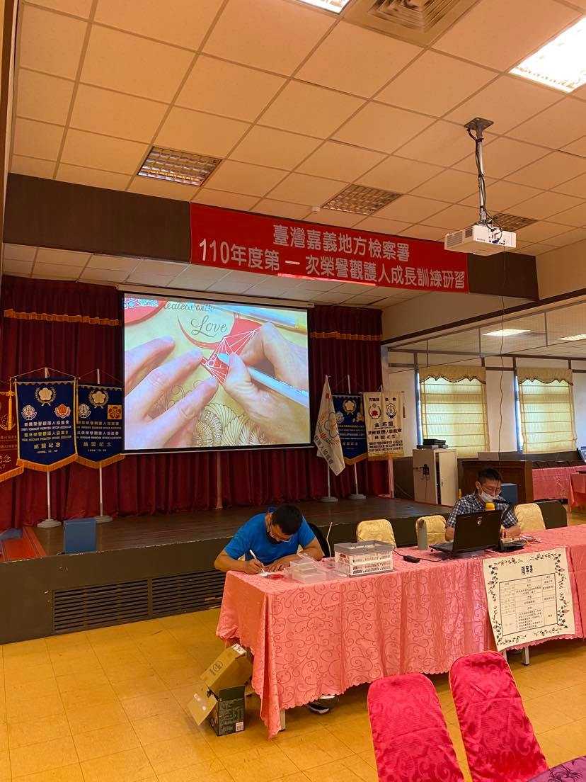 因應肺炎疫情所帶來的衝擊，助人工作者除了專業上的自我提升外，如何面對助人工作的壓力，減少不必要的擔心與焦慮更是重要。是以，安排第十三屆亞洲禪繞畫認證教師葉家禎帶領「紓壓禪繞畫」，讓榮譽觀護人能保有健康的身心靈及源源不絕的助人能量