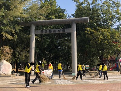 社會勞動人於朴子藝術公園內清掃落葉、整理園區環境。