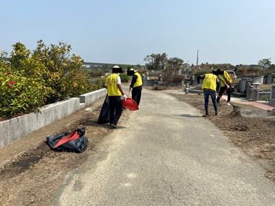 7.1100317道路兩側滿是枯草，勞動人不停耙草裝袋，兩日下來成果相當顯著。