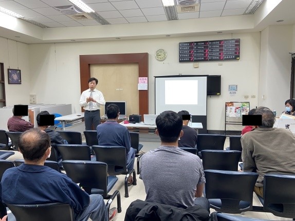 01. 陳睿明檢察官以案例分享方式向社會勞動人講解社會勞動相關法條。