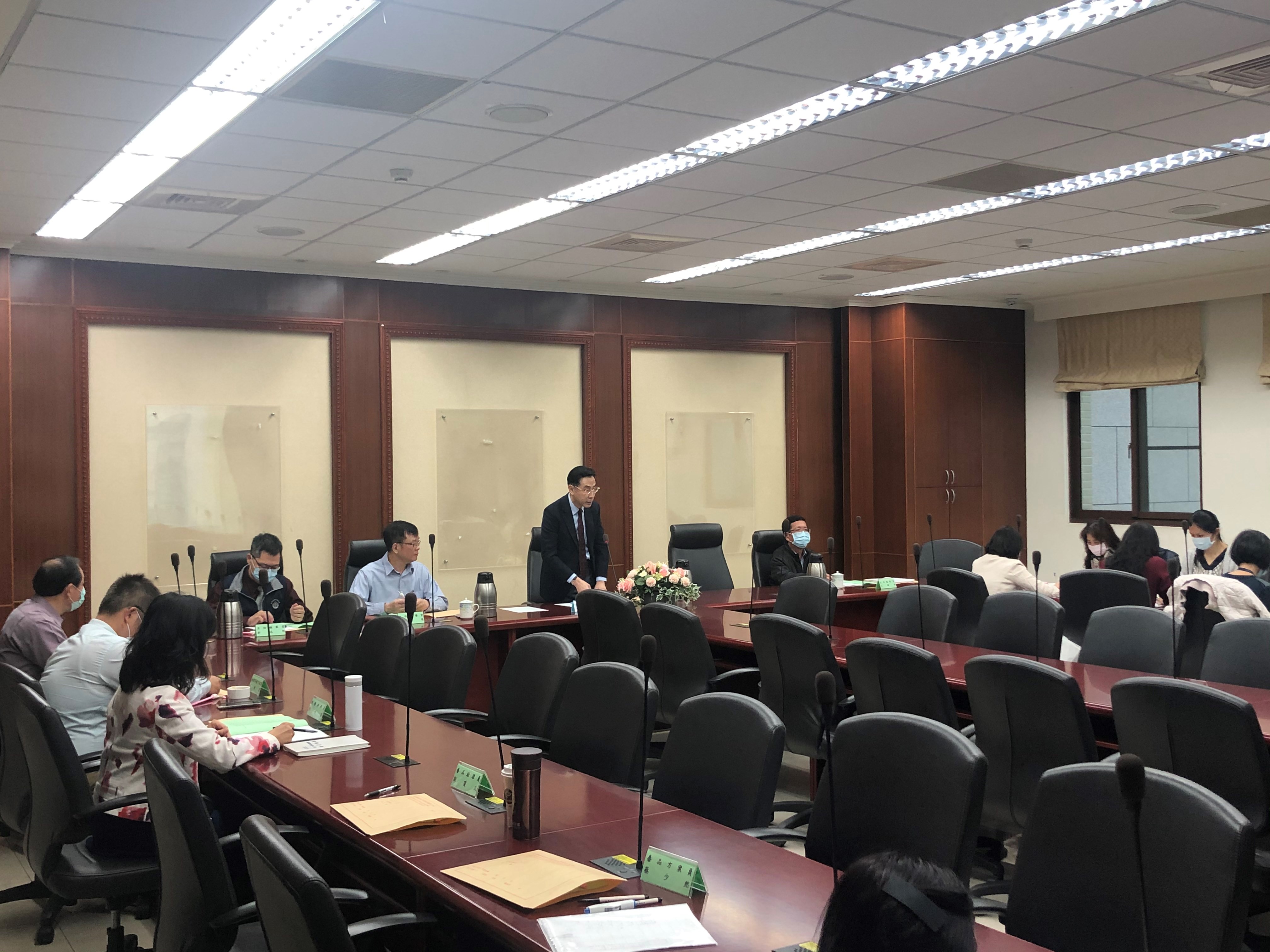繆檢察長於致詞表示近來嘉義地區連續查獲破紀錄的毒品咖啡包及大麻栽種農場兩千餘株,緝毒成績斐然,然除加強毒品查緝,禁絕毒品來源外,針對既有施用毒品人口部分,透過戒癮治療及多元處遇,讓既存之施用毒品人口可以戒除毒癮,透過辦理本次平台會議使醫療院所及有關單位參與討論、凝聚共識,期從緝毒、拒毒、防毒、戒毒多方介入,落實行政院新世代反毒策略 2.0的降低再犯政策。