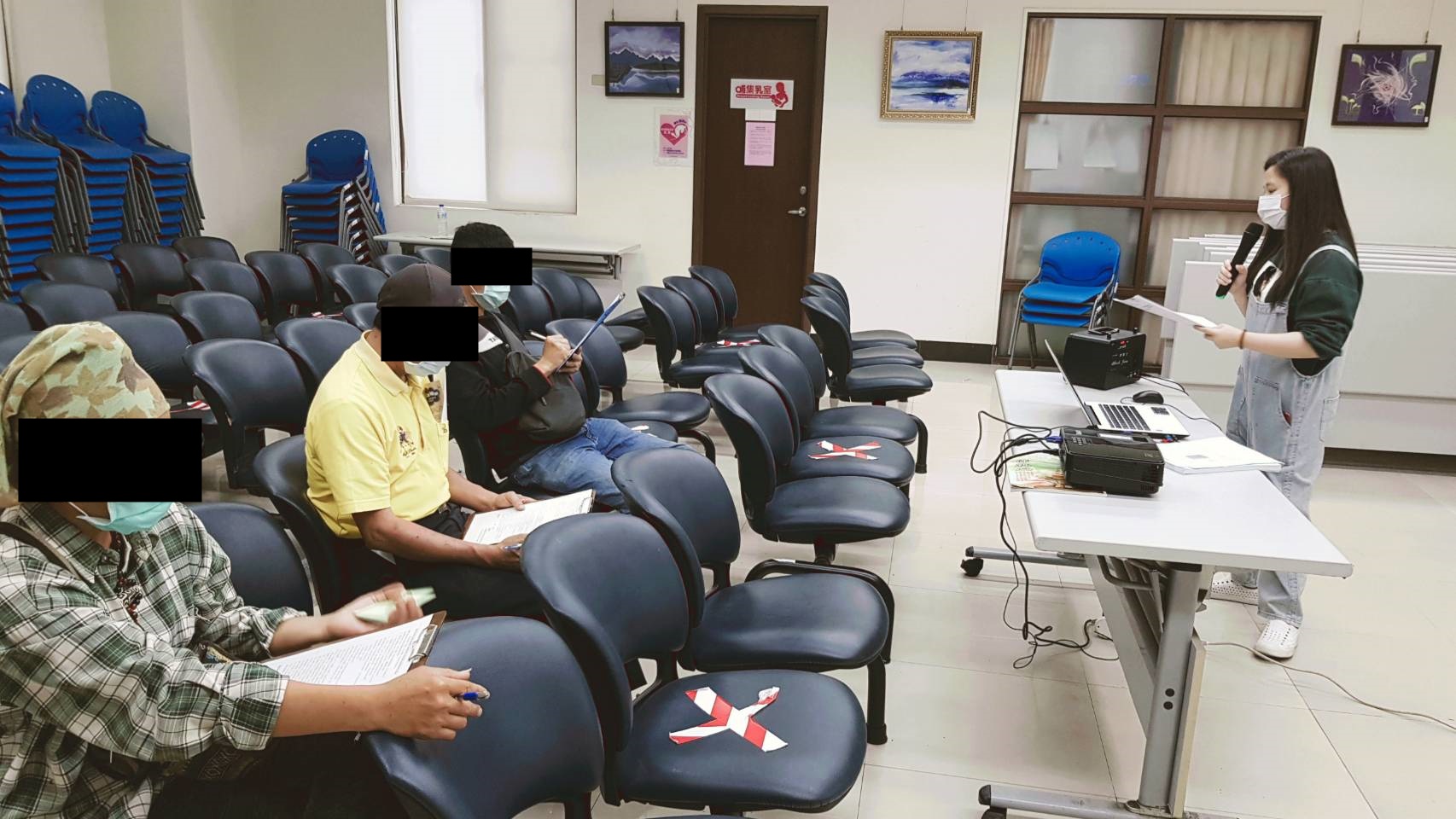 觀護佐理員帶領學員逐條了解執行義務勞務之相關規定，以期個案之案件能圓滿履行。