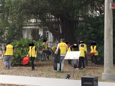 07.社會勞動人於蒜頭糖廠行政區域清理落葉。