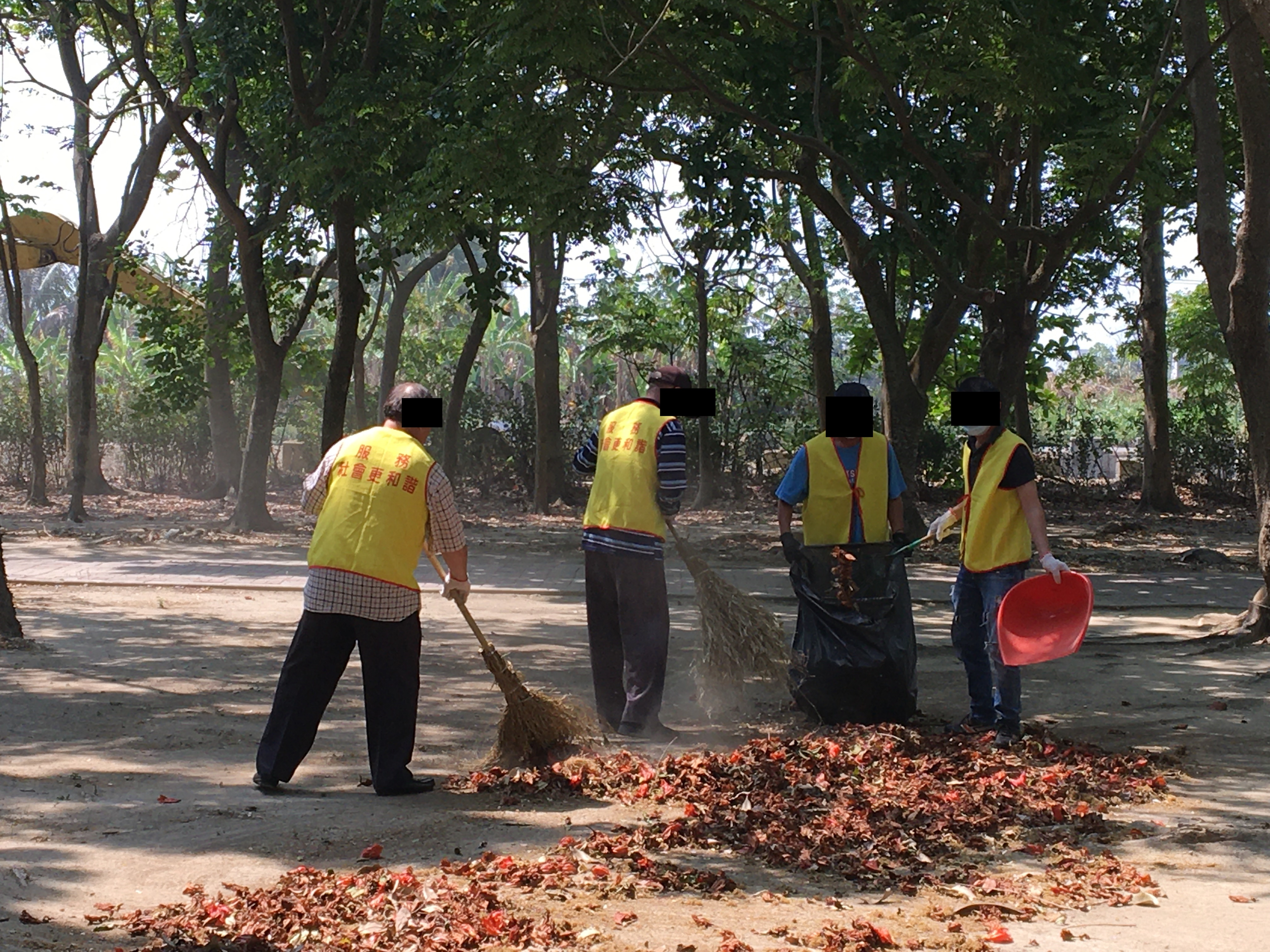 06.社會勞動勞動人於環保公園將落葉打掃成堆。