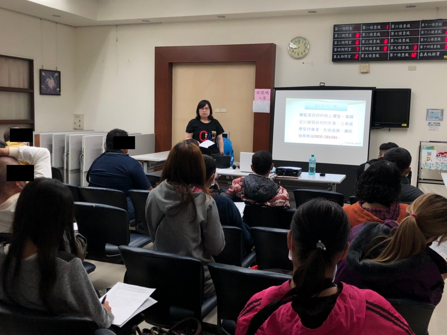 04.觀護佐理員說明執行社會勞動應遵守之規定及專案訓練相關注意事項。