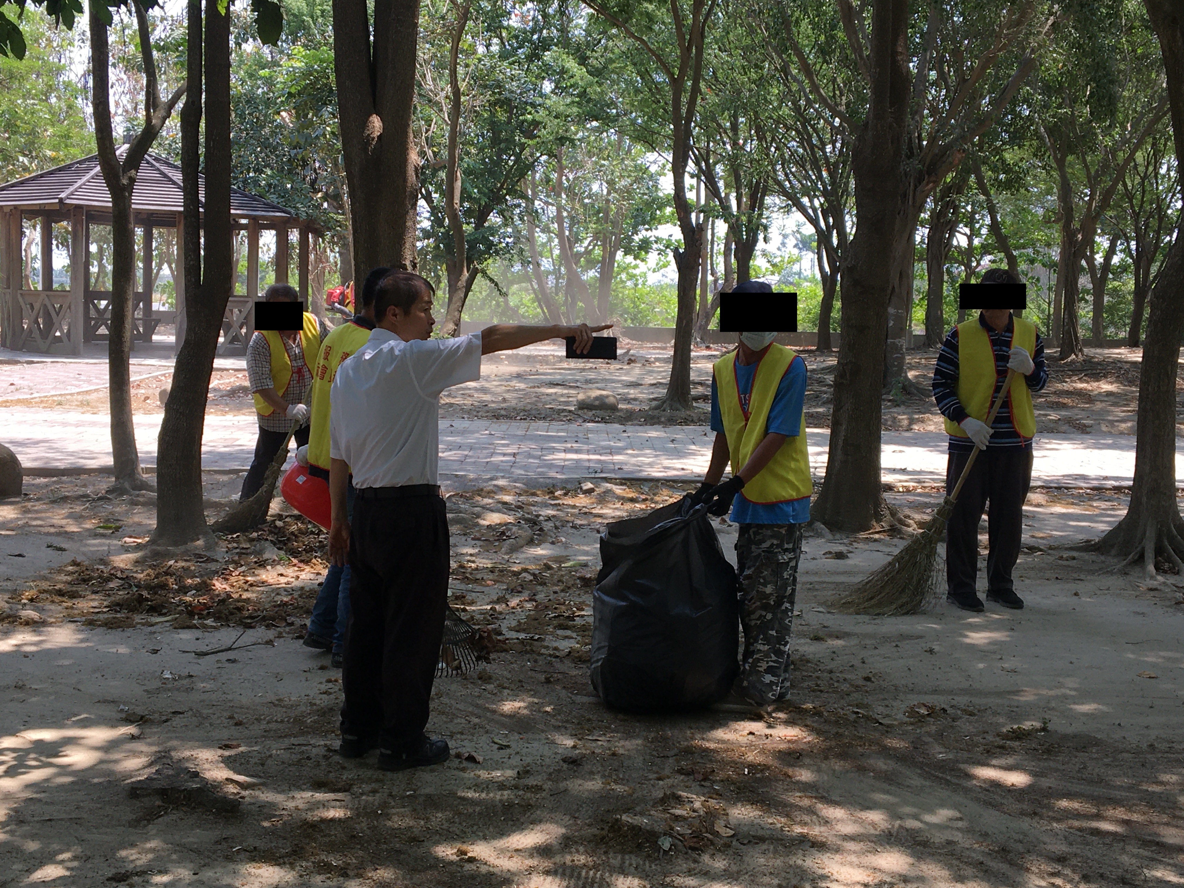 05.六腳清潔隊陳隊長於執行現場分配勞動人工作內容。