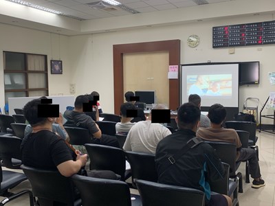 播放法務部矯正署「防杜欺弱凌新」宣導短片。學員們均專心觀賞。