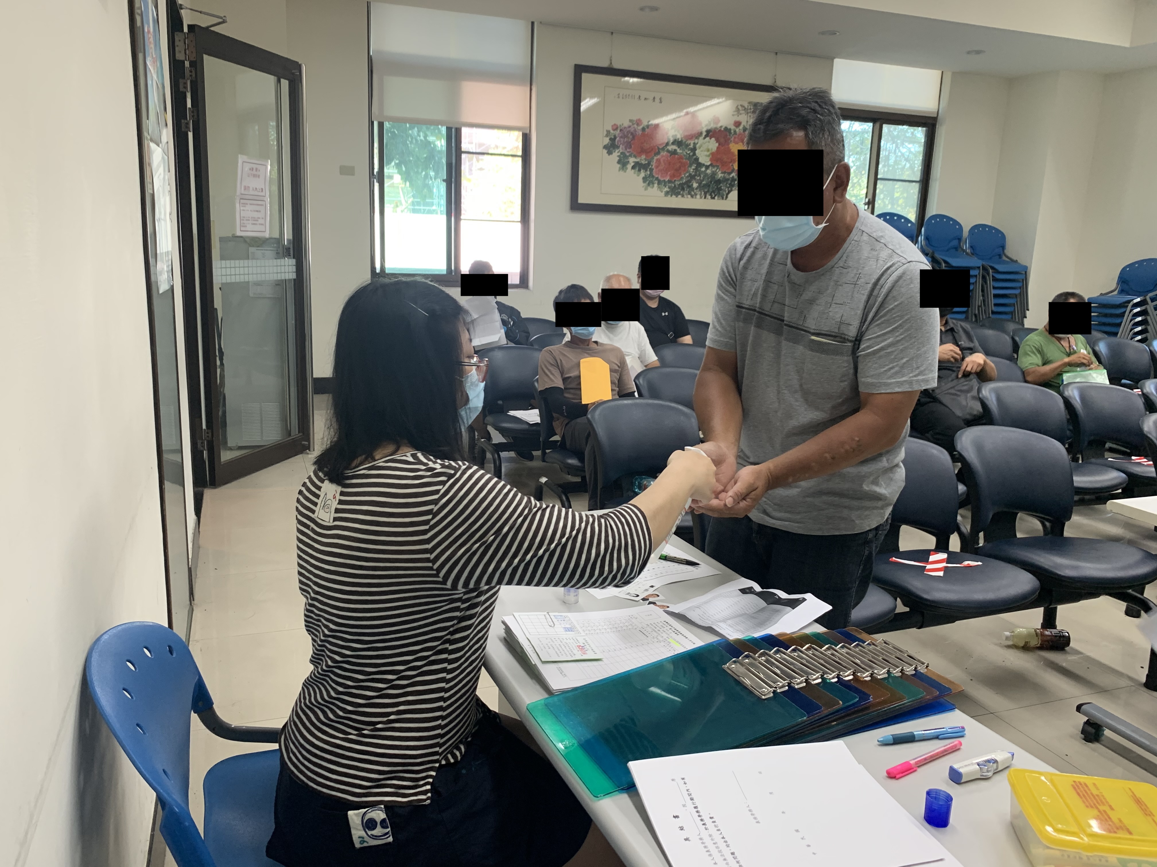 因應新冠肺炎疫情升溫，觀護佐理員於學員報到前，均要求先以酒精消毒雙手。