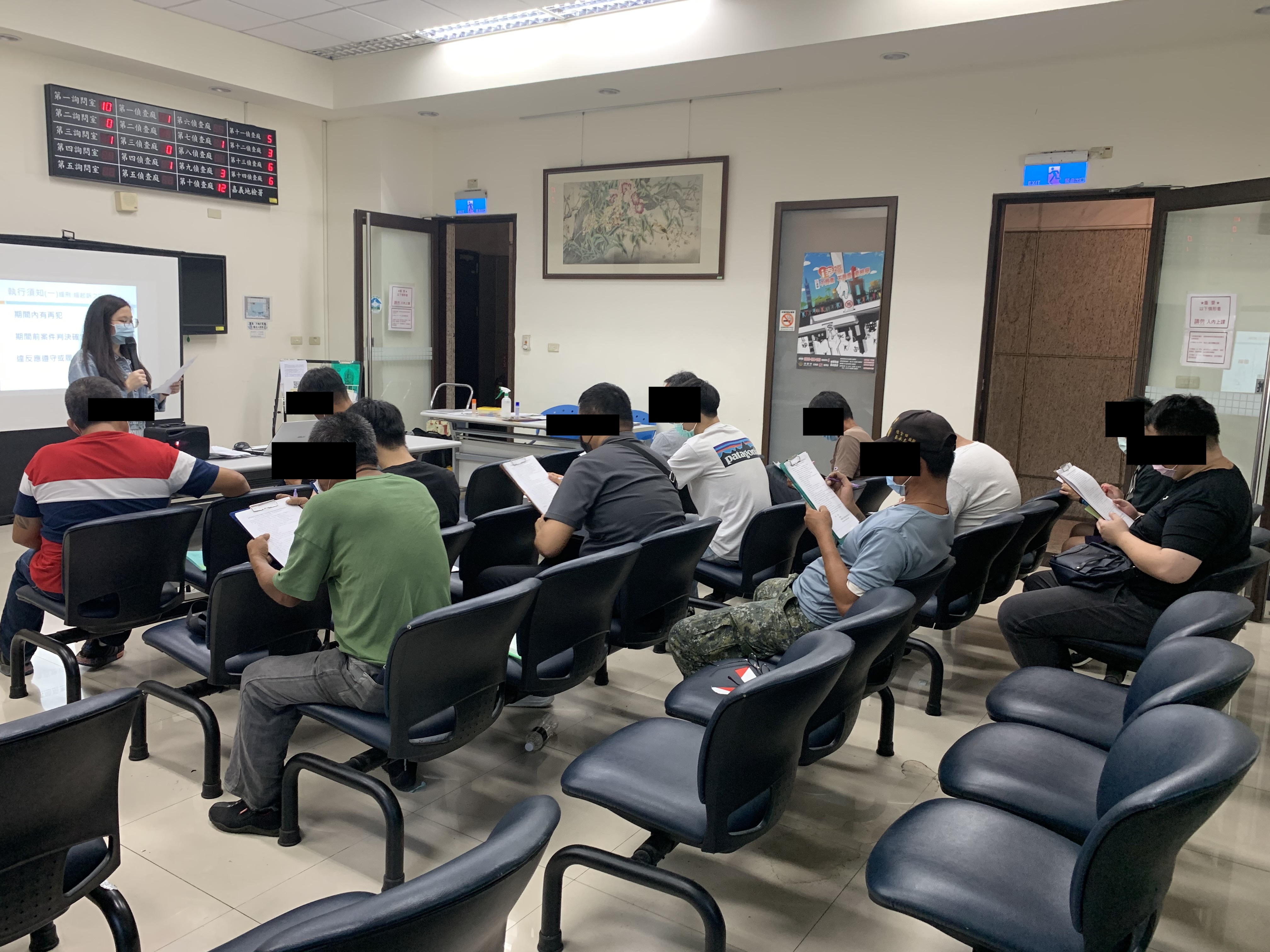 觀護佐理員向學員講解執行義務勞務之相關規定，期許個案均能順利完成應履行之時數。
