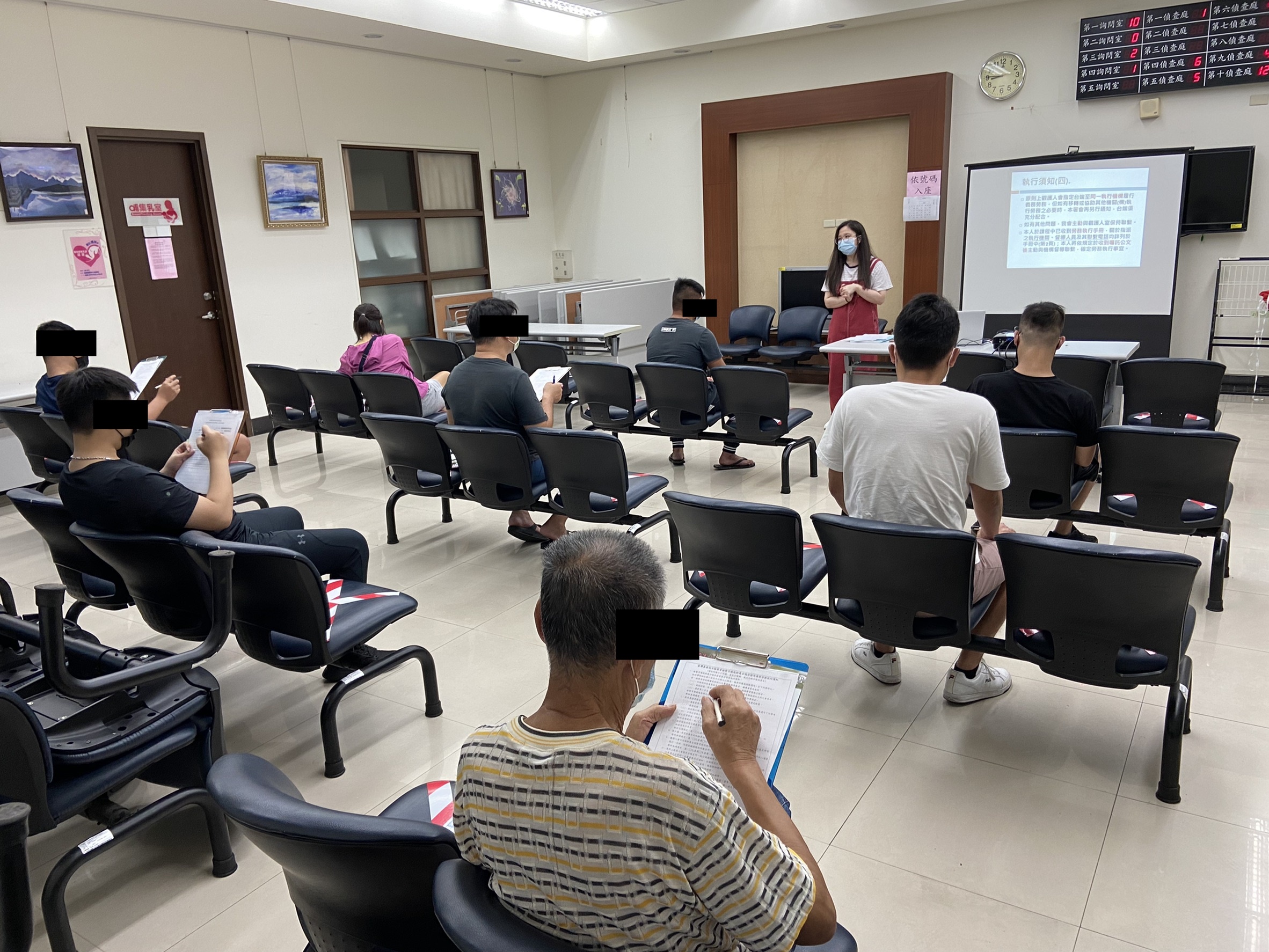 要求學員務必積極主動前往執行機構安排後續執行事宜，並帶領其填寫勞務執行須知。
