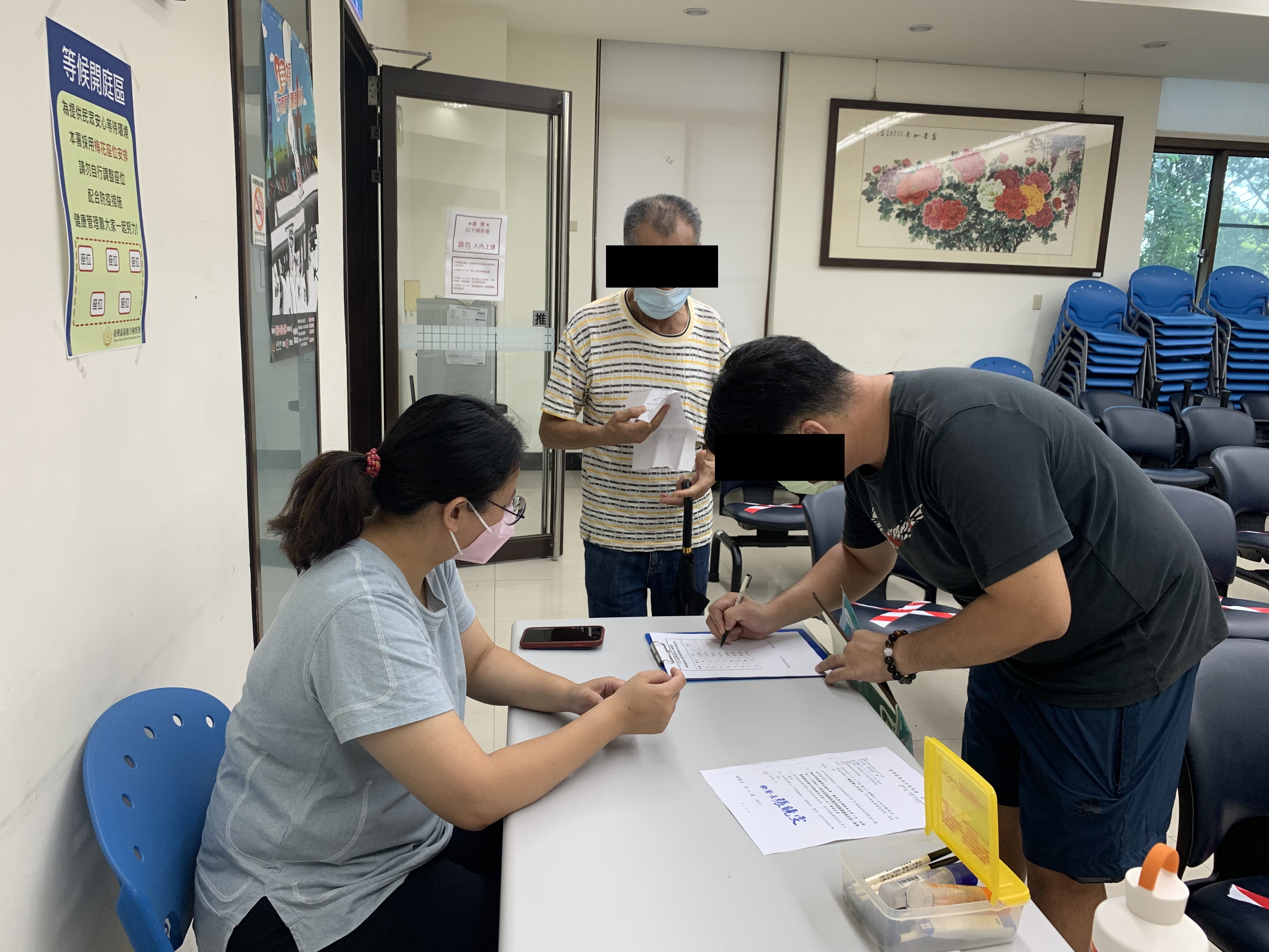 課程開始，工作人員協助學員排隊簽到，並予核對資料。