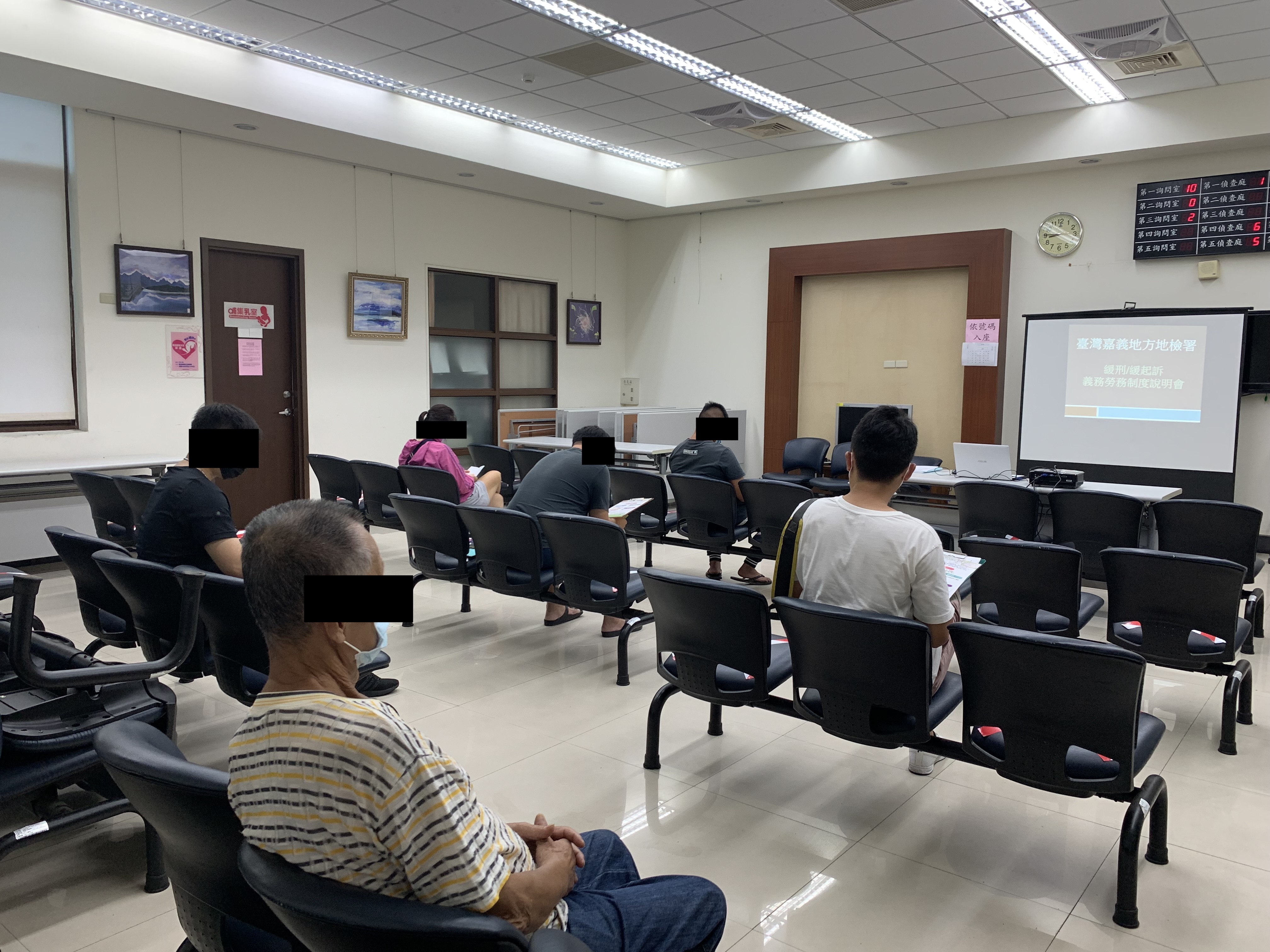 為防範嚴重特殊傳染性肺炎(COVID-19)疫情擴散，本署採行高規格之防疫措施，座位間隔1.5公尺，並要求學員依指定位置入座。