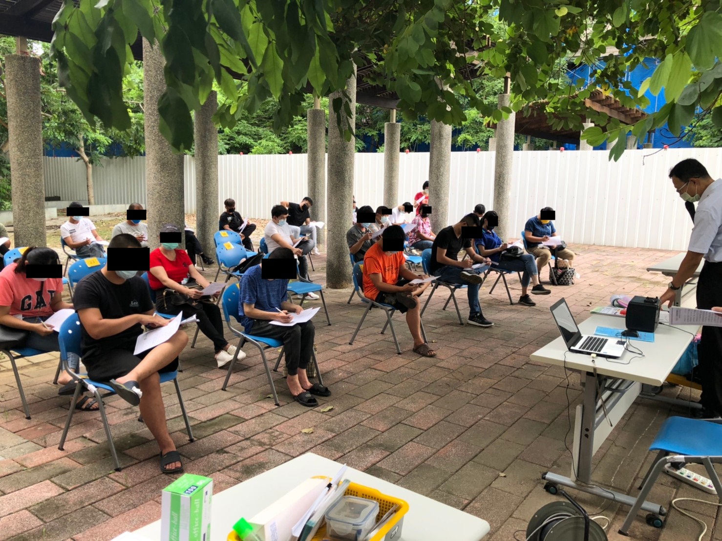 1100728-4.課程結束，學員們專心填寫隨堂小測驗