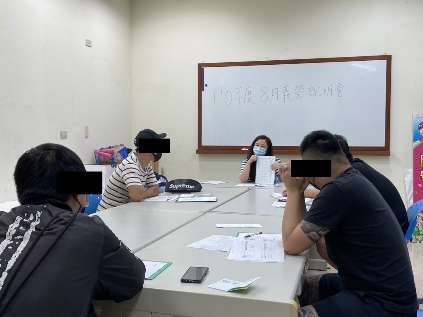 佐理員詳述關於執行義務勞務所規定的細節，並以執行簽到簿說明如何正確簽到退。