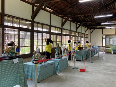 08. 勞動人協助清理第一至第四工廠內部的窗戶玻璃、及展示櫃