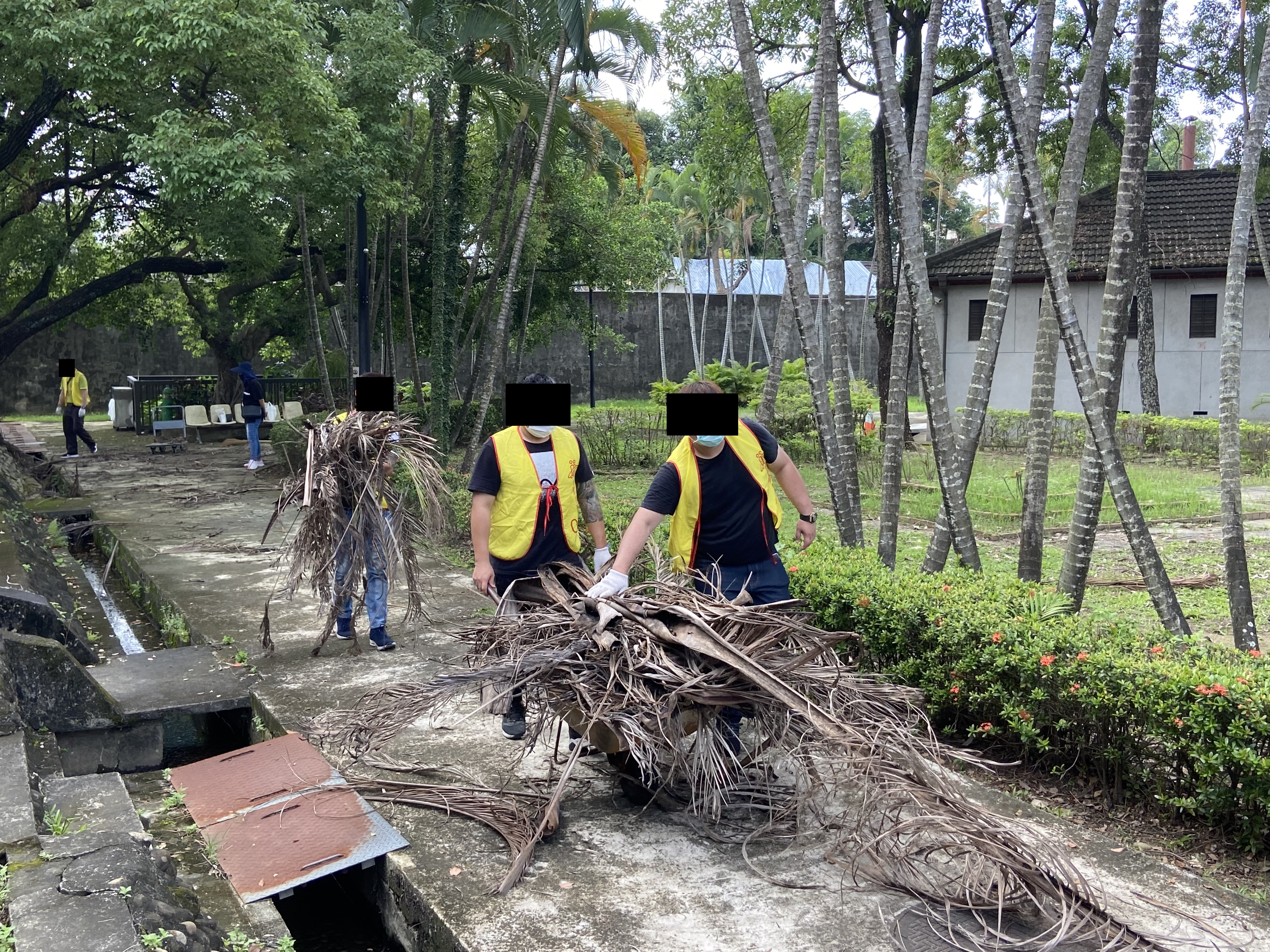 09. 社會勞動人分工合作將落葉、枯枝搬運至垃圾場。