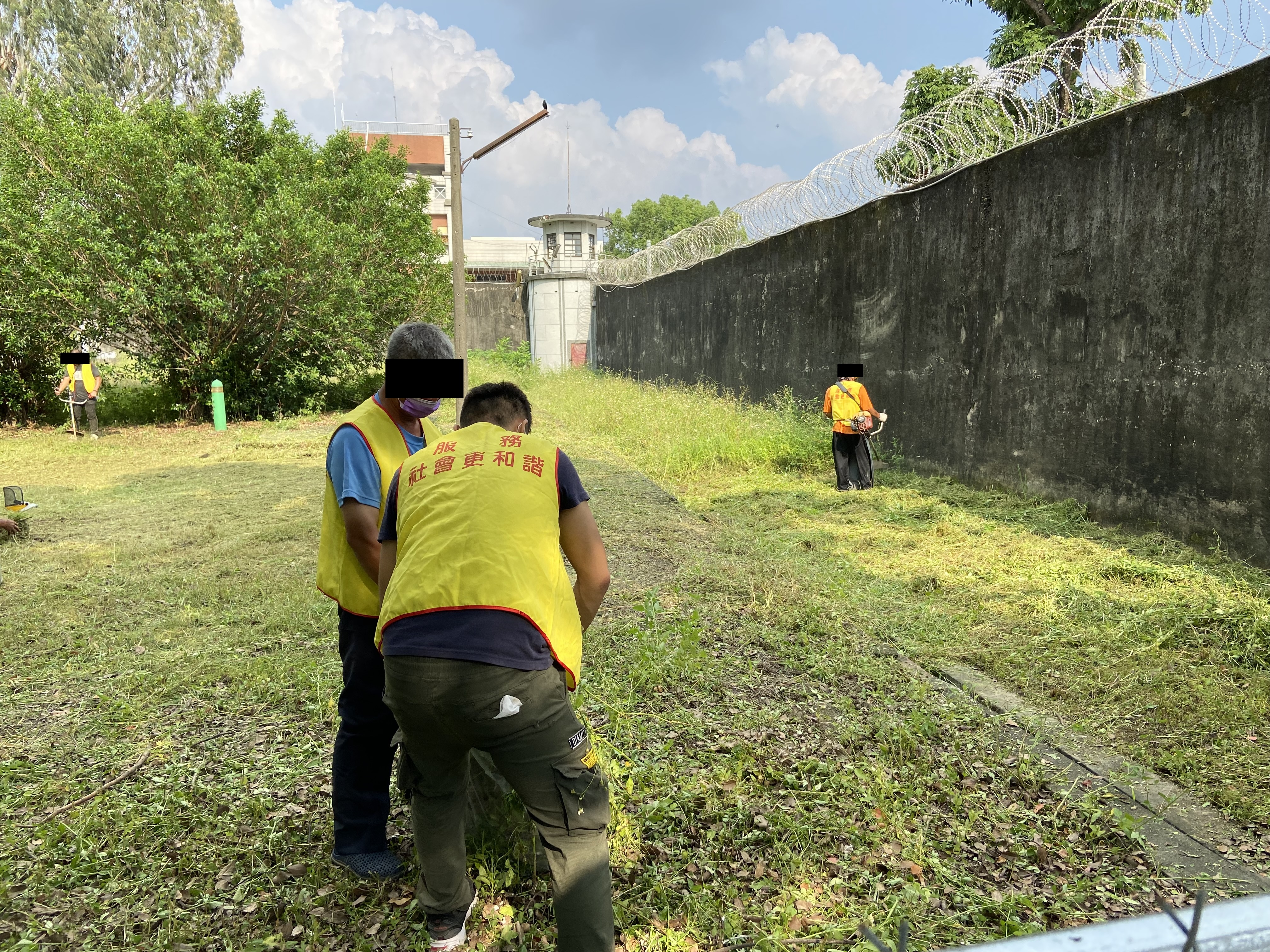 10. 社會勞動人合作協助清理獄政博館後方草皮。