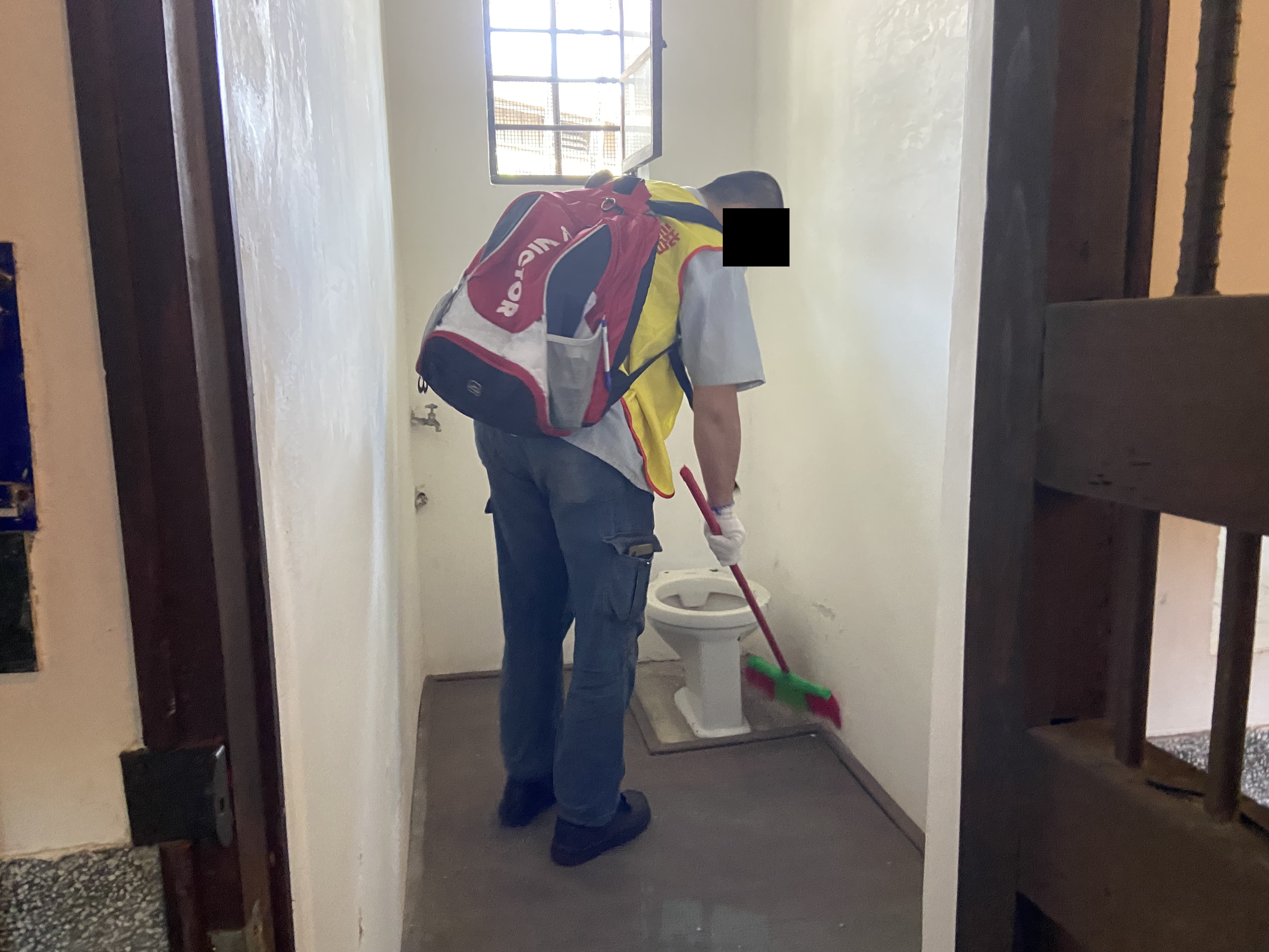 06. 社會勞動人清理牢房內部。