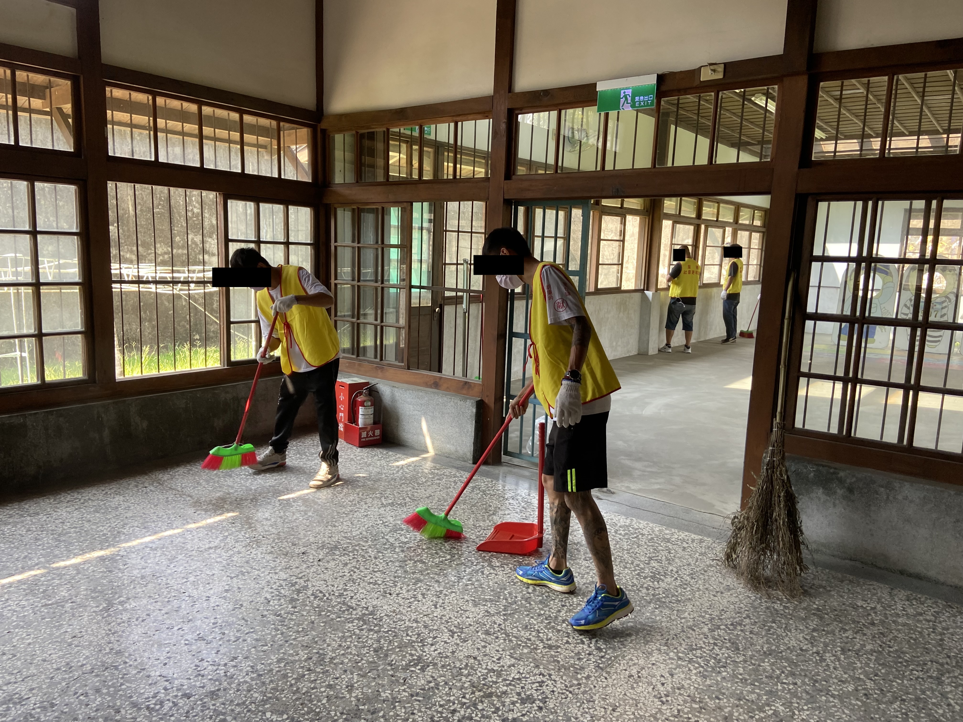 07. 勞動人協助清理、打掃婦育館內部。