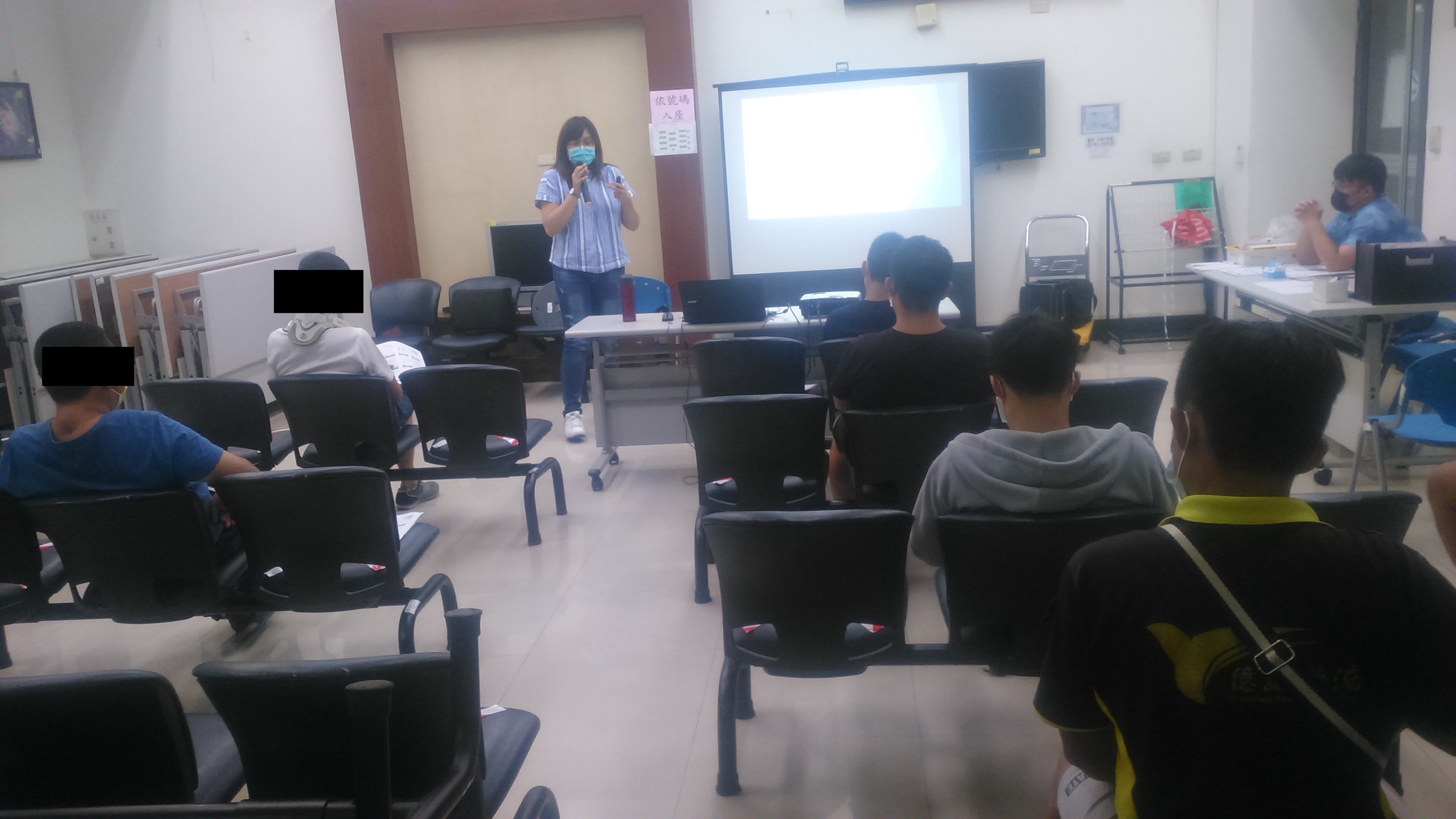 1100922-4.雄員參加呂社工師上課情形。