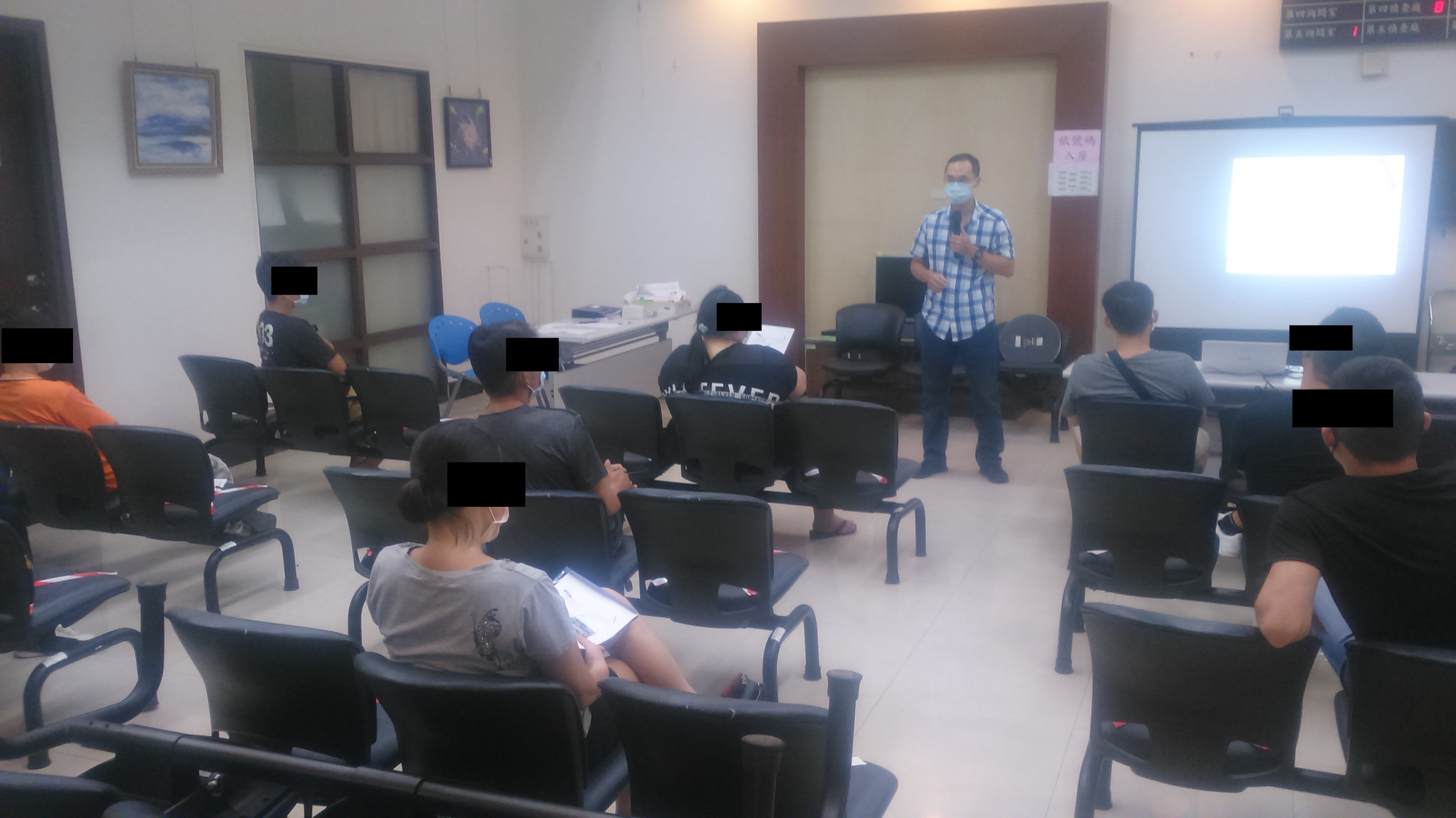 1100908-1.盧觀護人講授從網路使用(交友)談起兒少性剝削。