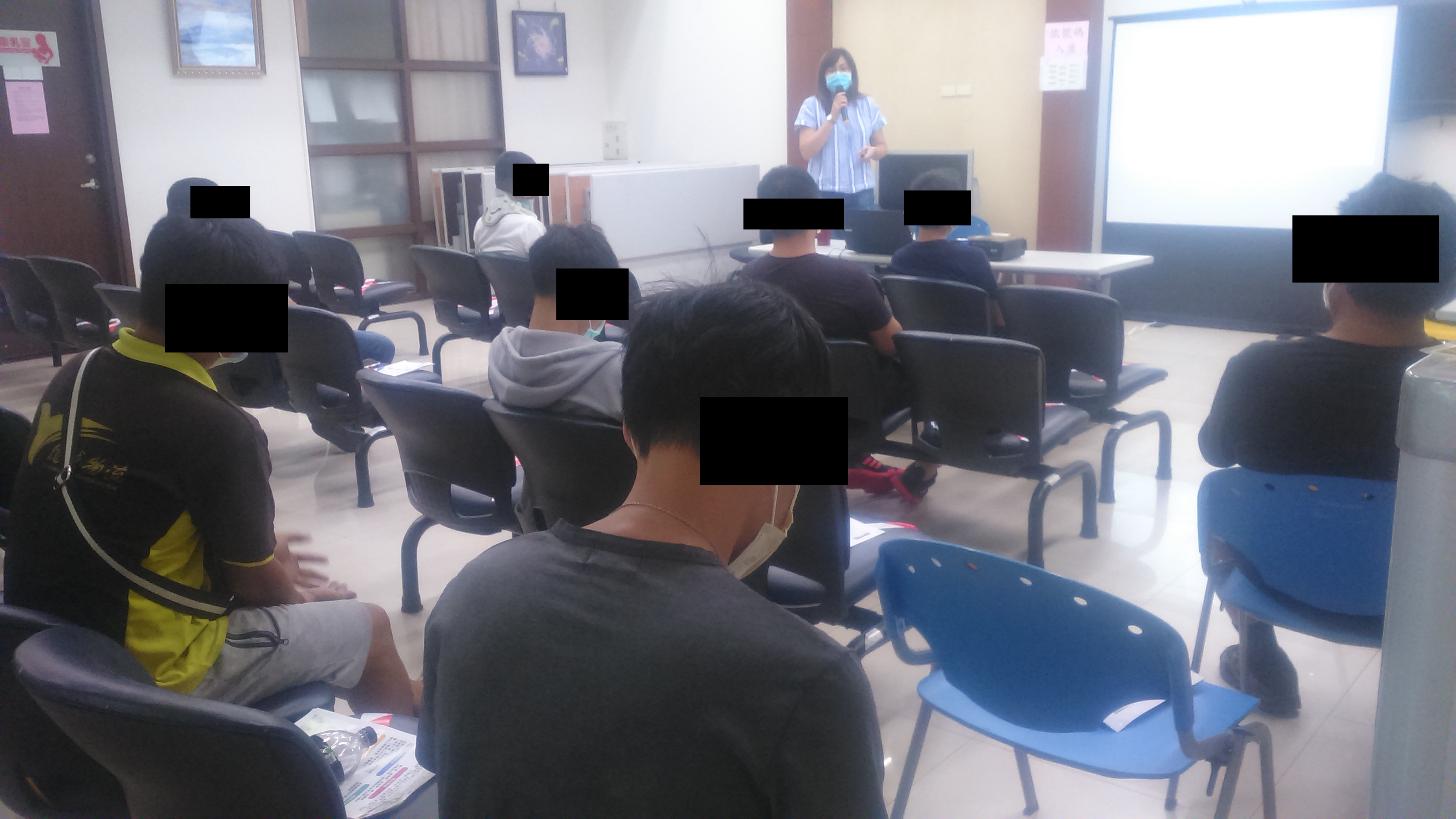 1100922-3.呂佩瑛社工師講授兩性關係與法律。