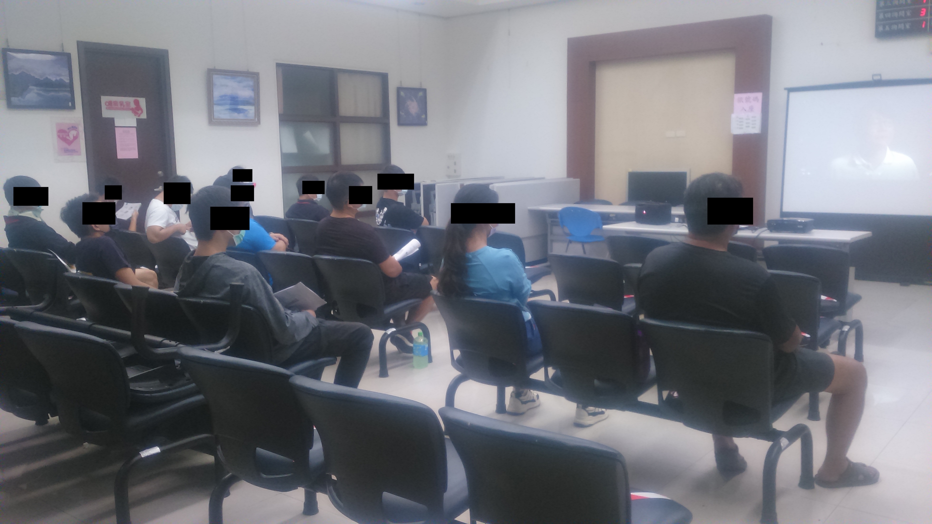 1101027-4.學員們觀看法務部宣導防範毒品濫用影片情形。